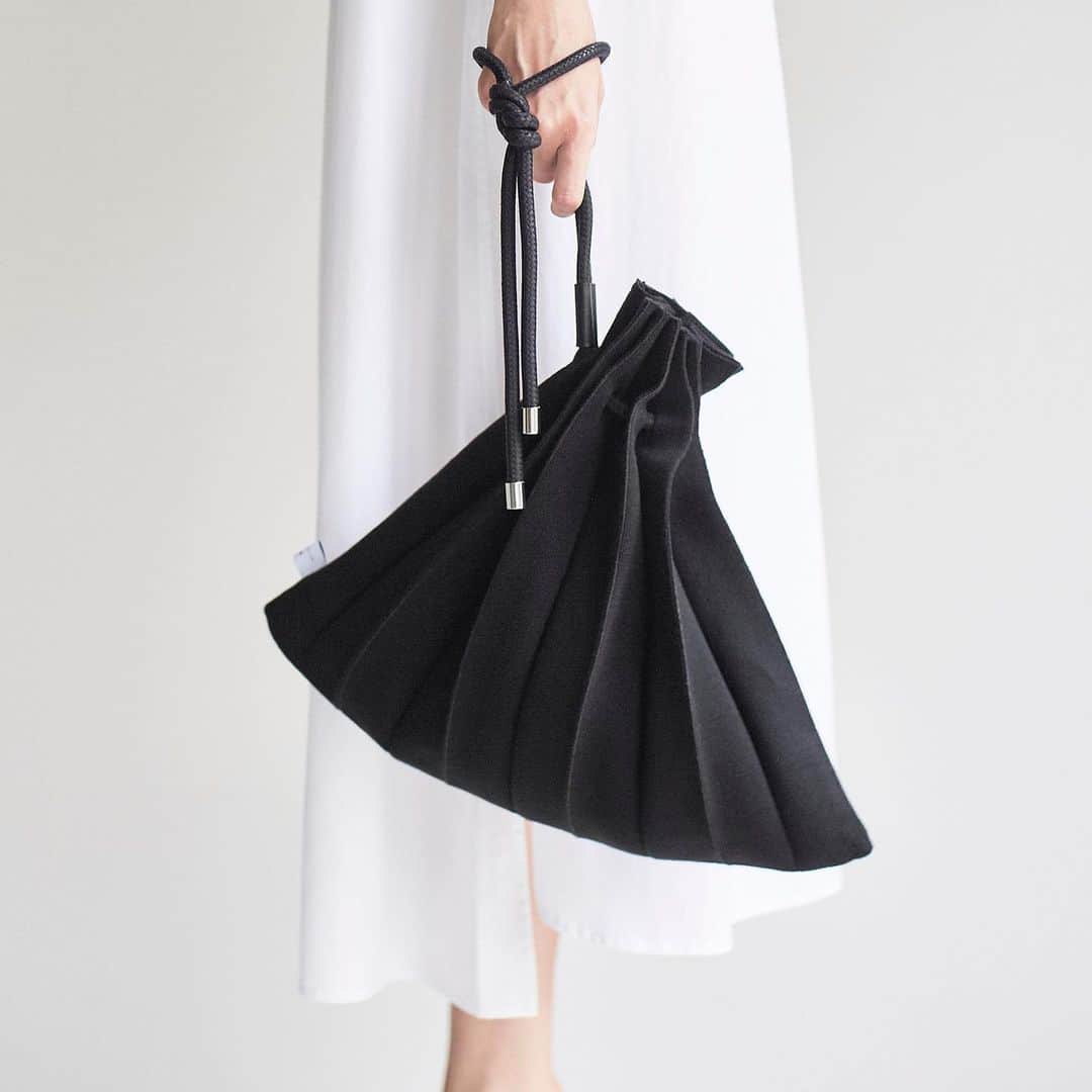 UNDECORATED MANのインスタグラム：「. Organic Cotton Pleats Bag オーガニックコットンを使用したユニセックスに使用できるニットバッグです。糸自体に超撥水加工を施しているため水濡れや汚れに強いのが特徴です。 #undecorated」