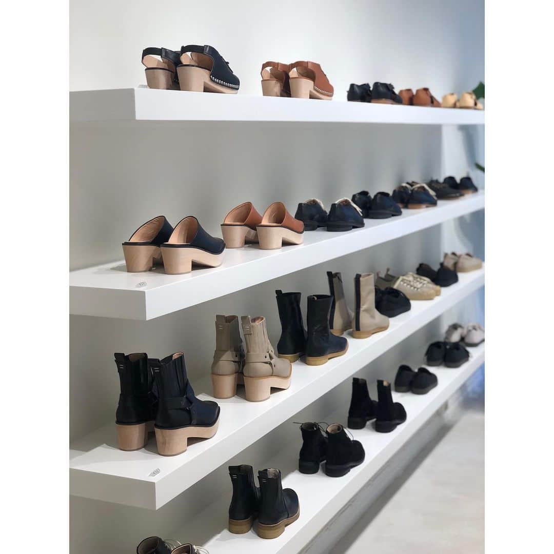 テーリポルキのインスタグラム：「The store is full of new arrivals and we do our best so that it’s safe to shop by cleaning and using hand disinfectant and face masks.   Also remember to enjoy the holiday offer! With the code SKI15 you get 15% off from our Winter boots. The offer is valid until tomorrow Saturday the 27th.   Welcome to visit the store and view all the new arrivals❣️ . . . #TERHIPÖLKKI #terhipölkkistore #finnishdesign #sustainable #footwear #shoes #boots #winterboots #sale #supportyourlocal #safetoshop」