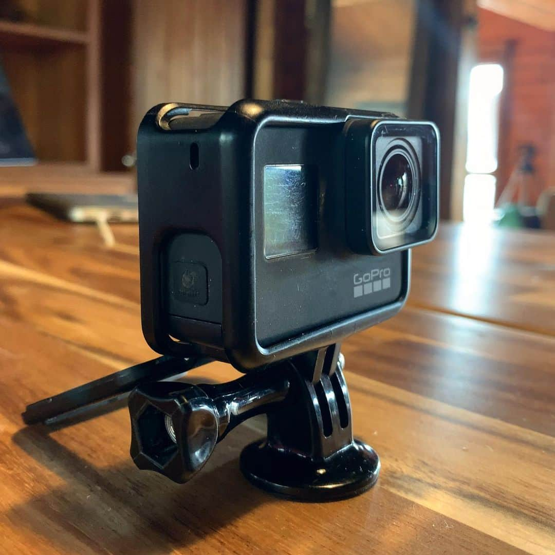 池内万作のインスタグラム：「GoPro7のケージが壊れたので新しいのを。 完璧じゃないんだけどライトがつくようになったのでOK♪ けどホントはHERO9がもう一台欲しいのです。 #goprohero7 #イケウチ家 #theikeuchis」