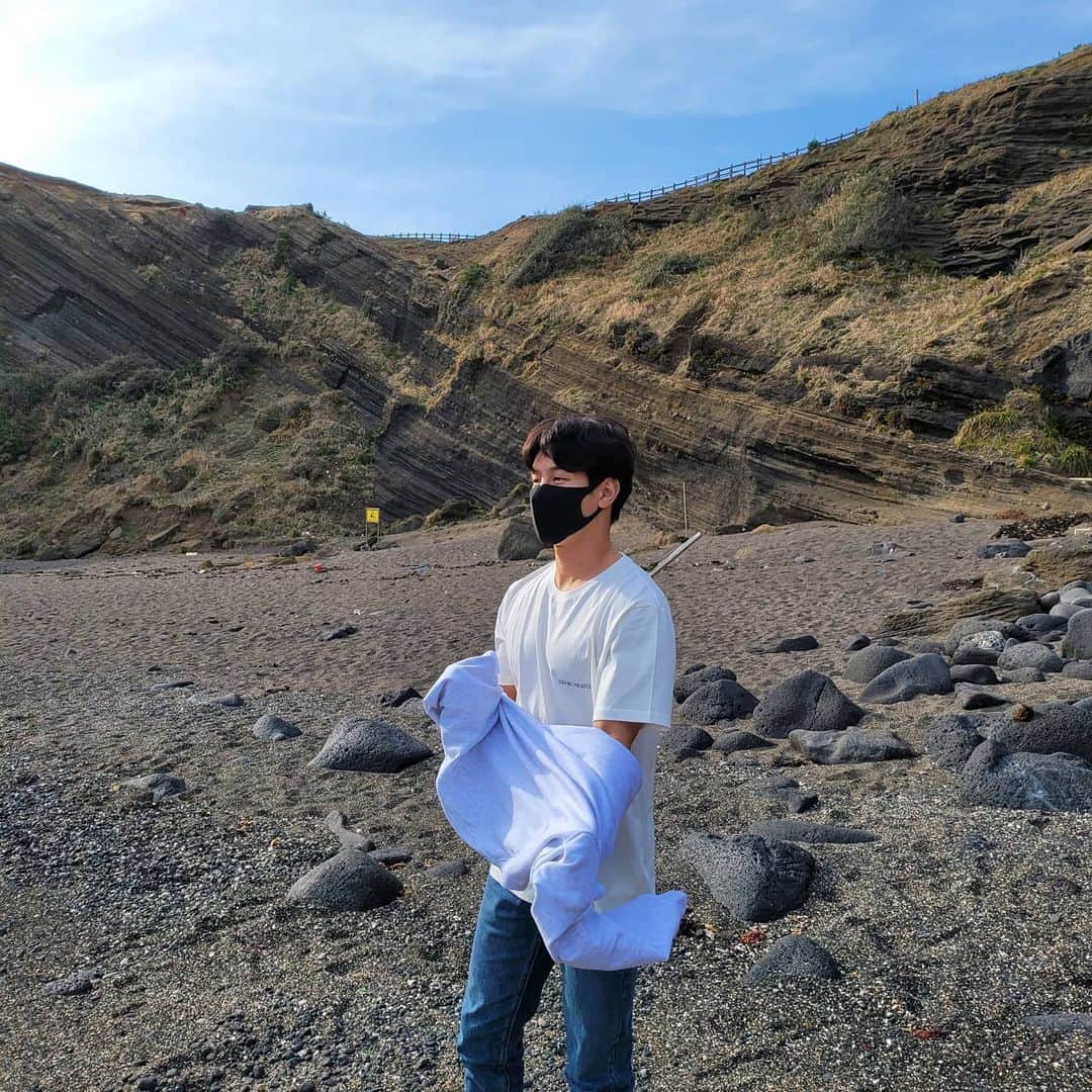 Lee Si-gangのインスタグラム：「날씨가 다했네 ☁️ +5kg 다이어트 시작 💪  撮影が終わりまして、 ５キロ太ちゃた😭  #피쉬본니들 #fishboneneedle」