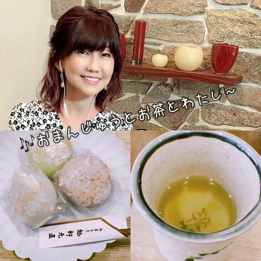 松本伊代さんのインスタグラム写真 - (松本伊代Instagram)「📺🍵 今日は朝から東海テレビ「スイッチ！」の生放送にリモートでの出演でした‼️  コロナ禍で今年は名古屋に一度も行けてないのが凄く残念ですが、もう少ししたら行けるかな🚅😊 名古屋で美味しいもの食べたいなぁ〜😅  あっ、 いがまんじゅう 放送中に頂きました❣️ 東京まで送って頂き嬉しい！！  今日は 取材でも大福を！！ おまんじゅうづいてるぅー  🎵「おまんじゅうとお茶とわたし〜」  #東海テレビ #スイッチ #リモート出演 #saaageboutique」2月25日 18時06分 - iyo14_official