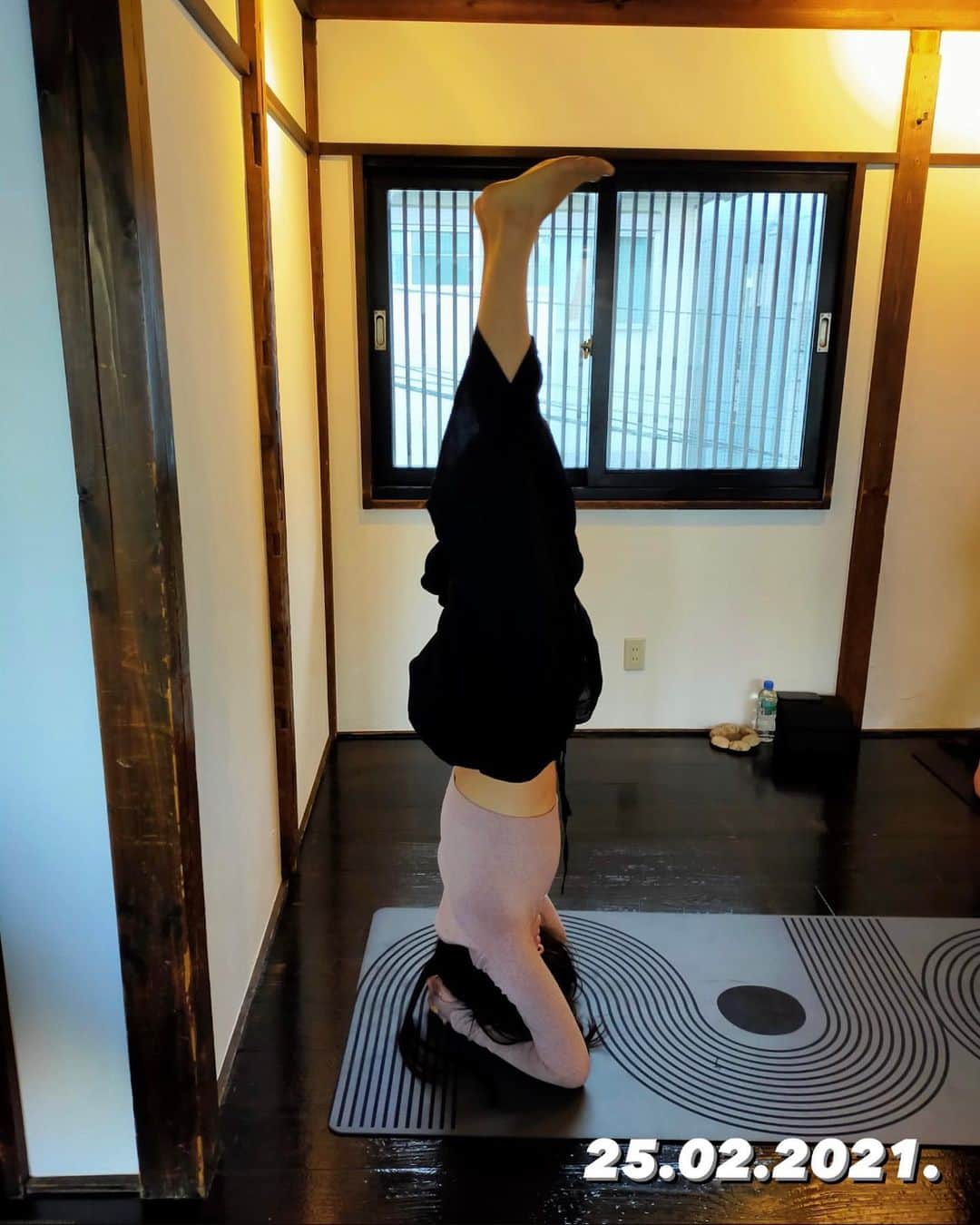 大野南香さんのインスタグラム写真 - (大野南香Instagram)「* I'm been doing "one month transformation", which is that we do yoga twice a day at 6:15 am and evening on Monday-Saturday for one month. It's only Day 4 but I'm already feeling soooooo good and much difference with my body! My goal is to be able to do hand stand! I Thanks to @santhosha.yoga ❤︎   #everydayhappy ︎︎﻿ ︎︎﻿☺︎︎﻿」2月25日 18時06分 - minaka_official
