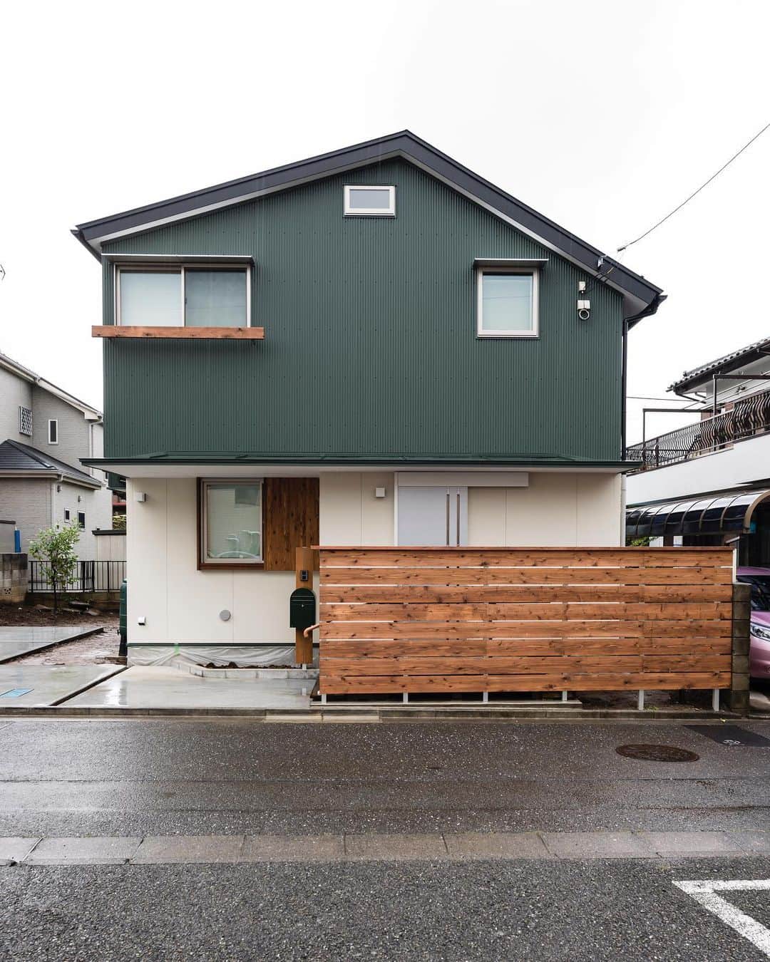 のインスタグラム：「街並みにも馴染みやすい モスグリーンの外壁🌿  玄関部分には木塀を設けて 通りからの視線を気になりにくくしています。  ･････････････････････････････････ ﻿ 施工事例をもっとみる📷@okaniwastyle ﻿ ﻿ #西東京市 の #工務店﻿ #岡庭建設 #okaniwastyle です！﻿ ･････････････････････････････････ ﻿  #注文住宅 #分譲住宅﻿ #家づくり  #パッシブデザイン #自然素材の家 #無垢材 #木の家 #木造住宅 #自然素材 #新築注文住宅 #新築一戸建て  #マイホーム #マイホーム計画 #施工事例 #シンプルな暮らし #暮らしを楽しむ #シンプルな家づくり #木のある暮らし #一軒家 #暮らしのアイデア #家を建てる #家を育てる #かっこいい家 #ガルバリウム外壁 #ガルバリウムの家 #ガレージのある家」
