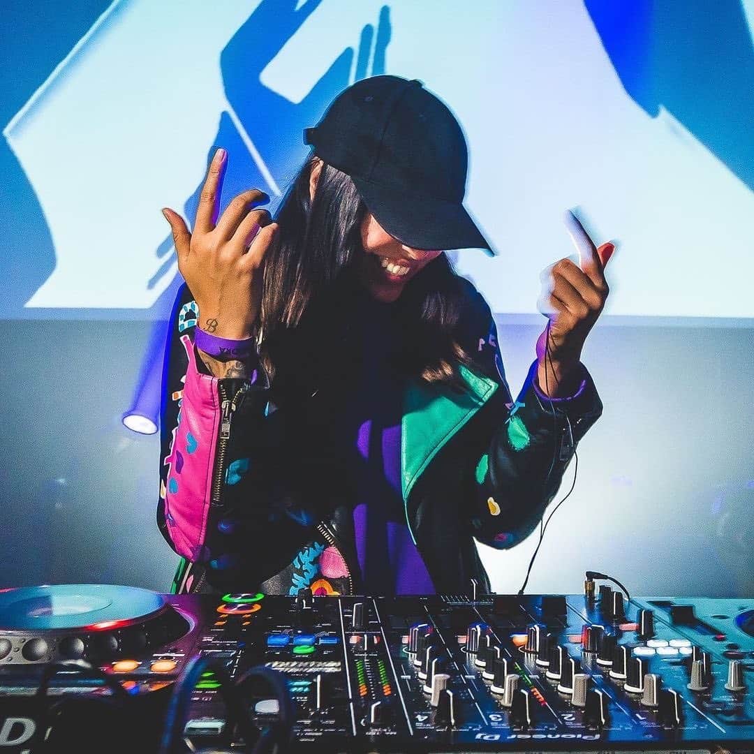 Spinnin' Recordsのインスタグラム：「Guess who’s back at Spinnin’ to release a bass house banger with @yveslarock 🐝」