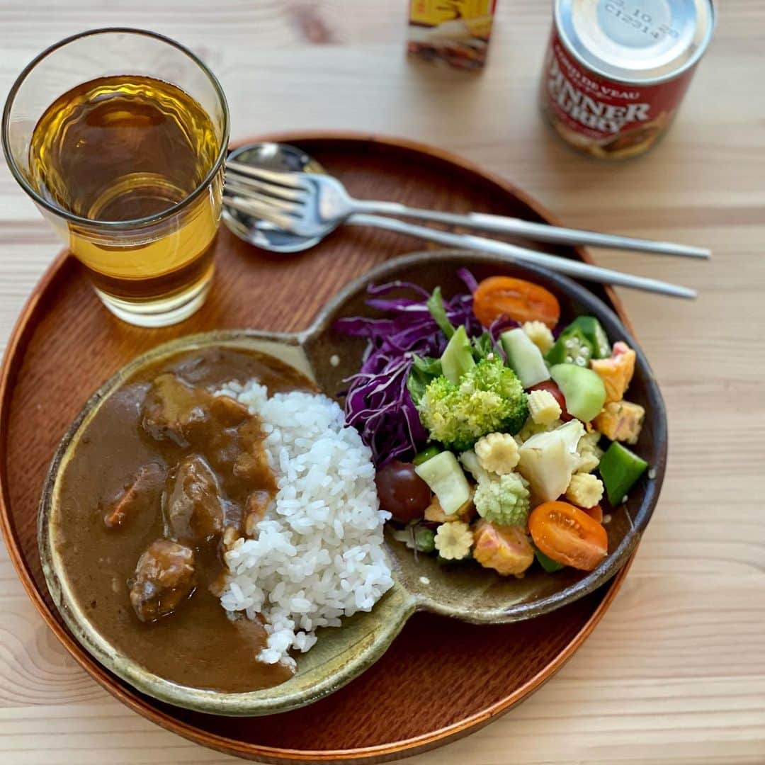 maki ogawaさんのインスタグラム写真 - (maki ogawaInstagram)「@sbfoods.official  #エスビーカレーアンバサダー です。  本日、親知らずを抜いてまいりました🦷🦷 そろそろ麻酔が切れごろです。。  いたひ。。。🥲  何も作る気にならないので 子どもたちには @sbfoods.official エスビーさんに いただいたカレーで晩御飯にしてもらいました。  めっちゃいい匂いです🥺 落ち着いたら食べよう😆  #エスビー食品 さま ありがとうございます😭助かりました。 ➕➕➕➕➕➕➕➕➕➕➕➕➕ 器は #大関信一 さんのものです。 #笠間陶炎祭 で購入しました。  何を盛り付けても映えるので とても重宝しています💕💕  今年も #益子陶器市 がオンライン開催となりましたね。 また普通に陶器市に行ける時が訪れますように。  ➕➕➕➕➕➕➕➕➕➕➕➕➕➕➕ 来月から歯の矯正をするので、 お邪魔さんの親知らずちゃんを抜いてきました。 親知らずが奥歯だとずーっと思っていて、 普通に歯の一員😅だったのに、 しばらくものを噛むのにも、変な感じになりそうです。  #晩御飯 #エスビーカレー #カレー #Japanesecurry #curry #easysupper #晩ご飯記録 #SBcurry #エスビーカレー缶 #親知らず抜歯 #親知らず抜歯後の食事 #歯列矯正はじめました #歯列矯正 #大関信一」2月25日 18時08分 - cuteobento