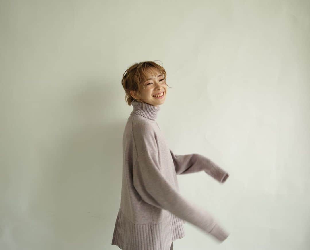 塩川裕美のインスタグラム：「季節の変わり目体調気をつけて🦠 (すでに体調崩した🙋‍♂️) . . . . #サロンモデル #サロモ #福岡サロモ #ヘアカタ #スタジオ撮影 #大名 #笑顔 #笑顔が一番 #ハイトーンカラー #ファッション #smilemore #hairstyles #model」