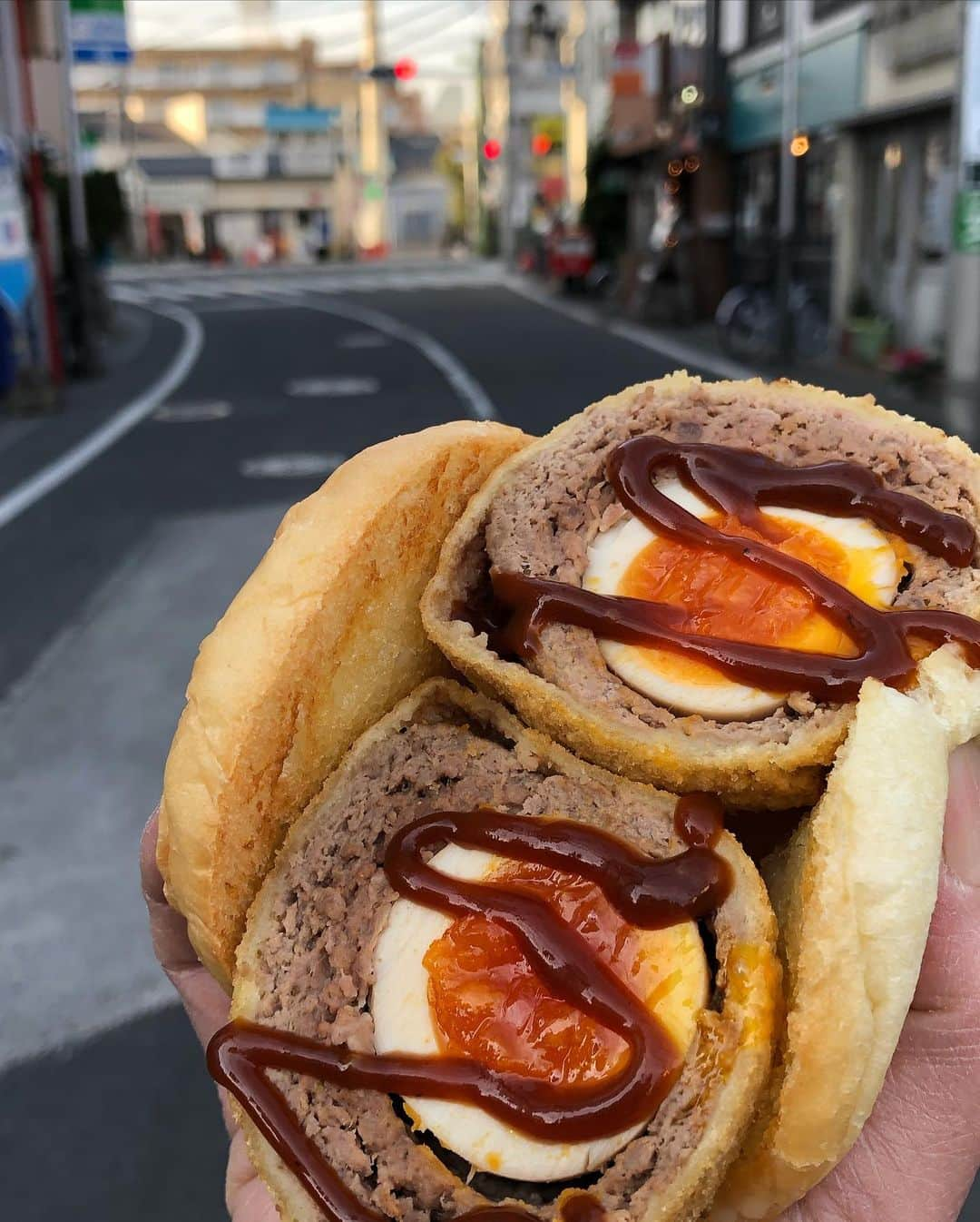 Coffee & Toast Tokyoさんのインスタグラム写真 - (Coffee & Toast TokyoInstagram)「スコッチエッグ サンド！ 🥚🥚🥚🥚🥚🥚🥚  たまに、無性に食べたくなる、 スコッチエッグを作って、パンにサンド。  牛の赤身たっぷりのスコッチエッグ、たまごのコクもたまりません！  (3枚目) そのままでも、 美味しいのですが、デミグラスソースをかけて、かぶりつくのも最高です😋😋😋  ⚠️⚠️⚠️ 2月26日(金)は、 仕込みのため、店休となります。 ご予定いただいていた方、 申し訳ないですm(__)m ⚠️⚠️⚠️  #トースト  #トーストアレンジ #食パンアレンジ  #食パン  #世田谷カフェ  #東京パン屋  #パンスタグラム  #面包 #pain  #빵  #paingrillé  #東京カフェ  #三軒茶屋カフェ #カフェ  #photooftheday  #三軒茶屋  #food #パン #スコッチエッグ  #ミートローフ  #メンチカツ  #メンチカツサンド  #たまごサンド  #たまごさんど  #タマゴサンド  #玉子サンド  #scotchegg  #meatloaf  #eggsaladsandwich #スコッチエッグサンド」2月25日 18時09分 - coffeetoast2