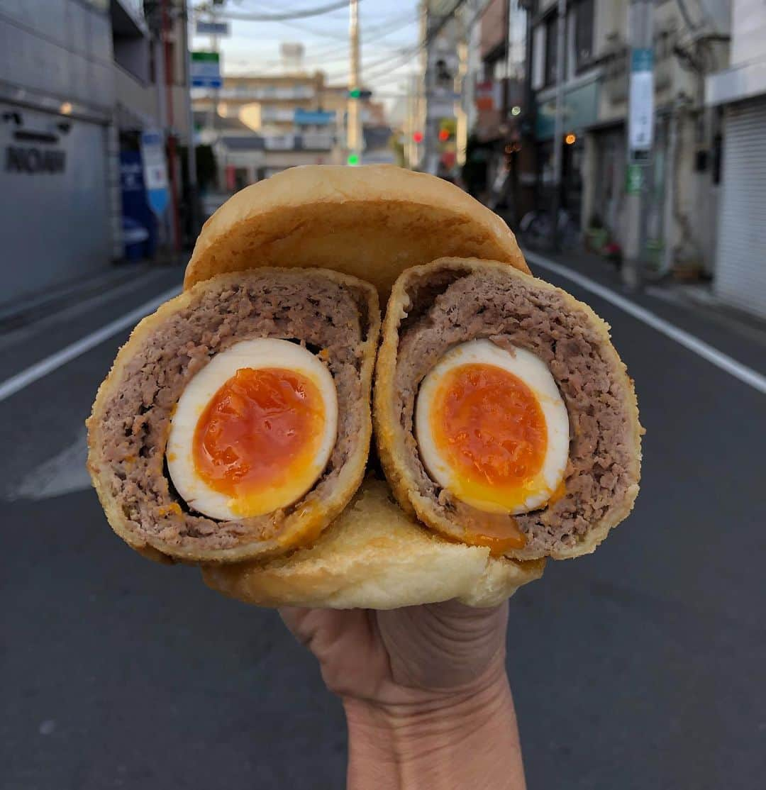 Coffee & Toast Tokyoさんのインスタグラム写真 - (Coffee & Toast TokyoInstagram)「スコッチエッグ サンド！ 🥚🥚🥚🥚🥚🥚🥚  たまに、無性に食べたくなる、 スコッチエッグを作って、パンにサンド。  牛の赤身たっぷりのスコッチエッグ、たまごのコクもたまりません！  (3枚目) そのままでも、 美味しいのですが、デミグラスソースをかけて、かぶりつくのも最高です😋😋😋  ⚠️⚠️⚠️ 2月26日(金)は、 仕込みのため、店休となります。 ご予定いただいていた方、 申し訳ないですm(__)m ⚠️⚠️⚠️  #トースト  #トーストアレンジ #食パンアレンジ  #食パン  #世田谷カフェ  #東京パン屋  #パンスタグラム  #面包 #pain  #빵  #paingrillé  #東京カフェ  #三軒茶屋カフェ #カフェ  #photooftheday  #三軒茶屋  #food #パン #スコッチエッグ  #ミートローフ  #メンチカツ  #メンチカツサンド  #たまごサンド  #たまごさんど  #タマゴサンド  #玉子サンド  #scotchegg  #meatloaf  #eggsaladsandwich #スコッチエッグサンド」2月25日 18時09分 - coffeetoast2