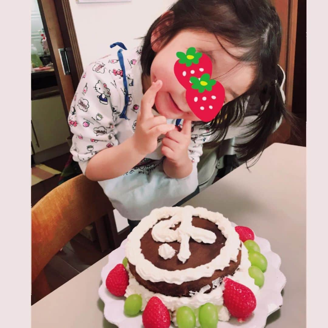 戸部洋子さんのインスタグラム写真 - (戸部洋子Instagram)「みなさまお久しぶりです😂 毎日の育児がバタバタすぎて何も更新できていませんでしたが、  昨日娘が４歳に、そして今日25日は私が４０歳になりました！ 同じ酉年で誕生日も連日🎂な母娘。 お弁当🍱海苔とチーズで4にしたら喜んでくれました🤣 パーティーは、買ったスポンジケーキにこれまた買ったホイップクリームでケーキ作りとゆー、かあちゃんのイージー加減wでも娘は満足してくれた模様😭  さぁー40代もがんばるぞー💪  #誕生日#母娘#お弁当作り#簡単お弁当#てぬきごはん #ケーキ作り#とゆーか本当に何も作っていない#おかずも頼んでるのを詰めただけとゆ汗#40代は再びキッチンにたつ#そしてダイエットを開始する#やれんのかやります#よろしくお願いします」2月25日 18時09分 - tobe.yoko