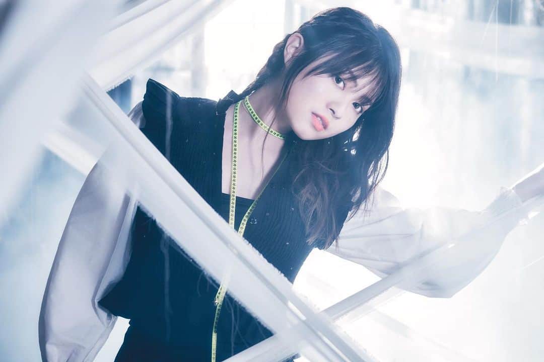 鈴木このみのインスタグラム：「新アーティスト写真、解禁🕷  新曲「Bursty Greedy Spider」 しなやかに、逞しく撮って頂きました📸 打ち合わせもレコーディングも撮影も、めちゃくちゃ楽しかったです✨🥳  #蜘蛛ですが #鈴木ですが、なにか🥸  そして、主催オンラインフェス「鈴フェス vol.1」第二弾発表アーティストは 亜咲花ちゃん MYTH & ROIDさんです！  喉の手術を乗り越えた者同士な亜咲花ちゃんと、他にない世界観のMYTH & ROIDさん✨  3/13(土)17:00〜 OPENRECスタジオより、生放送でお届けします🎪 アフタートークもよろしくねーっ！  チャンネル▶︎https://www.openrec.tv/user/suzu-fes チケット購入▶︎https://www.openrec.tv/ppv/suzu-fes_01」