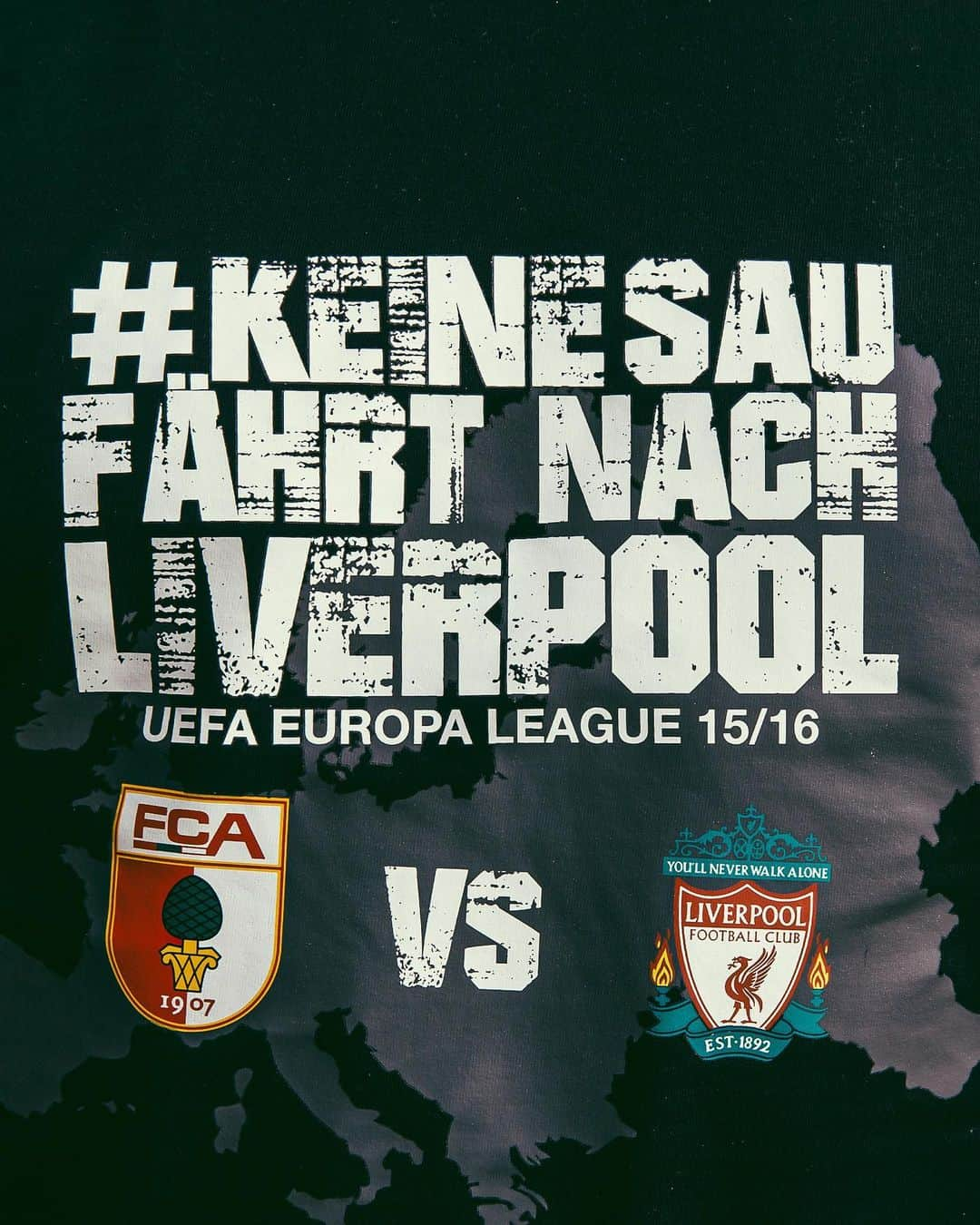 FCアウクスブルクさんのインスタグラム写真 - (FCアウクスブルクInstagram)「Heute vor 5️⃣ Jahren: Unser #FCA in Liverpool! 🥰 Gänsehaut und Emotionen pur - was für eine Nacht! 🤯 Das Ergebnis hat am Ende #KeineSau interessiert, ganz Augsburg war einfach nur 🎶 STOLZ AUF UNSER TEAM...! ❤️💚🤍  #FCA #LFCFCA #FCA1907 #fcaugsburg #EuropaLeague #InEuropaKenntUnsKeineSau #AugsburgInternational #Europapokal #OnThisDay」2月25日 18時09分 - fcaugsburg1907