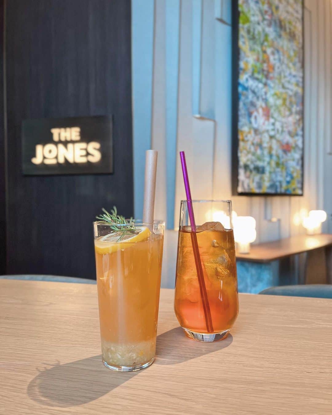 のインスタグラム：「𝐓𝐡𝐞 𝐉𝐨𝐧𝐞𝐬 𝐂𝐚𝐟𝐞́｜𝐁𝐚𝐫 🌛﻿ @kimptonshinjukutokyo ﻿ ﻿ ﻿ テイクアウトもできる1階のカフェ🌿﻿ ﻿ ランチメニューや、ティーメニューが午後には売り切れで、﻿ 何とかありつけたディナーメニューのサンドイッチが﻿ 予想以上に美味しくて美味しくてヒット🏹❤️🤤﻿ ホテルの方もフレンドリーなので居心地が良く、﻿ リピート出没中🧚‍♀️﻿ ﻿ ﻿ “TOKYO”のサインが夜になると”Oh”になるとか﻿ かわいすぎ💓💓﻿ ペット連れOK🐩﻿ ＿＿＿＿＿＿＿＿＿＿＿＿＿＿＿＿＿＿＿＿＿＿ ﻿ 【𝐓𝐡𝐞 𝐉𝐨𝐧𝐞𝐬 𝐂𝐚𝐟𝐞́｜𝐁𝐚𝐫】﻿ ✍︎︎東京都新宿区西新宿3-4-7﻿  KIMPTON SHINJUKU TOKYO  1F﻿ ☏03-6258-1111﻿ ☕︎︎ 6:30-23:00(現在は-20:00)﻿ @kimptonshinjukutokyo ﻿ ＿＿＿＿＿＿＿＿＿＿＿＿＿＿＿＿＿＿＿＿＿＿ ﻿ #kimptonshibjyukutokyo #kimptonhotel #tokyohotel #genic_hotel #tokyo #キンプトン新宿東京 #東京ホテル ﻿ #ステイケーション #ワーケーション #ラグジュアリーホテル ﻿ #ホテル好き #ホテル好きな人と繋がりたい ﻿ #新宿カフェ #東京カフェ #ネオンサイン」