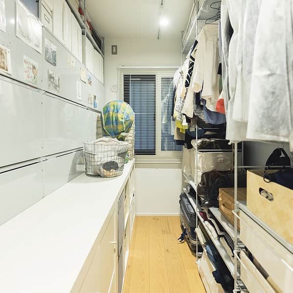 無印良品の家さんのインスタグラム写真 - (無印良品の家Instagram)「無印良品のリノベーション「MUJI INFILL 0」 神奈川県横浜市M邸  神奈川県横浜市にあるマンションの最上階の一角に、「MUJI INFILL 0」によってリノベーションされたMさんご夫妻の住まいがあります。  ご夫妻は、もともと賃貸の集合住宅に住んでおられました。 「環境も良いし、住まい自体に大きな不満はありませんでした。ただ、部屋が細かく仕切られていて『もっと広く使いたいな』と思ったり、内装などを自由にアレンジできないことに少しストレスを感じていました。」  「自分たちの好みをきちんと反映できるのが、『MUJI INFILL 0』の特長だと思います。だから、本当に納得するまで考えることで、より自分たちの好みやライフスタイルにあった住まいになると思います。細部にいたるまで相談を重ねてつくっていきましたが、その結果、とても住み心地のいい住まいが完成しました」。  詳しくは、無印良品のリノベーションHP内の『施工例・入居者インタビュー』をご覧ください!  「MUJI INFILL 0」のカタログ・資料請求（無料）はこちら。 https://www.muji.net/service-bin/infill_r-request/infill_r-request.php  #無印良品 #無印良品のリノベーション #infill0 #リノベーション #暮らし #施工例入居者インタビュー #施工例 #シンプルライフ #muji #mujihouse #room #home #homedecor #housedesign #renovation #interior #interiordesign #design #simple #japan」2月25日 18時10分 - mujihouse