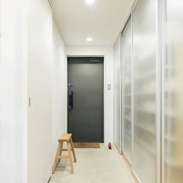無印良品の家さんのインスタグラム写真 - (無印良品の家Instagram)「無印良品のリノベーション「MUJI INFILL 0」 神奈川県横浜市M邸  神奈川県横浜市にあるマンションの最上階の一角に、「MUJI INFILL 0」によってリノベーションされたMさんご夫妻の住まいがあります。  ご夫妻は、もともと賃貸の集合住宅に住んでおられました。 「環境も良いし、住まい自体に大きな不満はありませんでした。ただ、部屋が細かく仕切られていて『もっと広く使いたいな』と思ったり、内装などを自由にアレンジできないことに少しストレスを感じていました。」  「自分たちの好みをきちんと反映できるのが、『MUJI INFILL 0』の特長だと思います。だから、本当に納得するまで考えることで、より自分たちの好みやライフスタイルにあった住まいになると思います。細部にいたるまで相談を重ねてつくっていきましたが、その結果、とても住み心地のいい住まいが完成しました」。  詳しくは、無印良品のリノベーションHP内の『施工例・入居者インタビュー』をご覧ください!  「MUJI INFILL 0」のカタログ・資料請求（無料）はこちら。 https://www.muji.net/service-bin/infill_r-request/infill_r-request.php  #無印良品 #無印良品のリノベーション #infill0 #リノベーション #暮らし #施工例入居者インタビュー #施工例 #シンプルライフ #muji #mujihouse #room #home #homedecor #housedesign #renovation #interior #interiordesign #design #simple #japan」2月25日 18時10分 - mujihouse