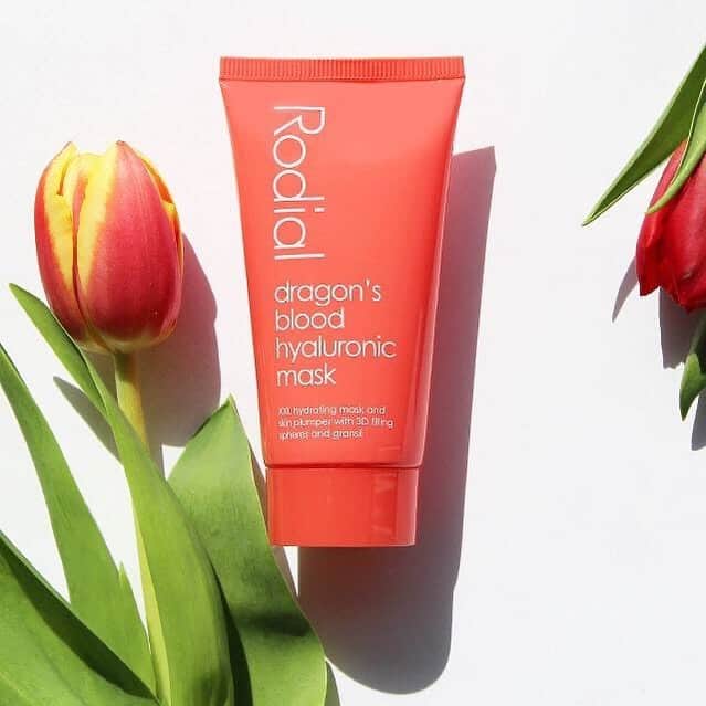 ロディアル Rodial Japanのインスタグラム：「「ドラゴンズブラッド フェイスマスク」 ⠀ ⠀ ⠀ ハリ肌成分「ドラゴンズブラッド」を配合した、ハリと保湿の集中マスク。 ⠀ ⠀ 肌をなめらかにする成分「グランシル」や、肌にうるおいを与える「プロチュロン(ヒアルロン酸)」等が肌にアプローチします。 ⠀ ⠀ 保湿マスクとして、そのまま塗布したままお休みになったり、飛行機の中での集中マスクとしてもオススメです。 ⠀ ⠀ ⠀ ▼お悩み・効果▼ 【ハリ・弾力】【ツヤ】 ⠀ ⠀ 乾燥が気になる時、適量を肌に塗布してください。洗い流す必要はありません。 ⠀ ⠀ ⠀ ドラゴンズブラッド フェイスマスク（50mL） ¥8,800(税込) ⠀ ⠀ ========================== ⠀ ◆ Online Exclusive　◆ ⠀ 全商品【10％OFF】クーポン ⠀ ▼───────────────▼ クーポンコード：202102 ▲───────────────▲ ⠀ ※ご購入の際クーポンコード入力欄にご入力ください ※2021年3月7日(日)迄 ※他クーポンとの併用不可 ※期間中何度でもご使用可能 ⠀ ========================== ⠀」