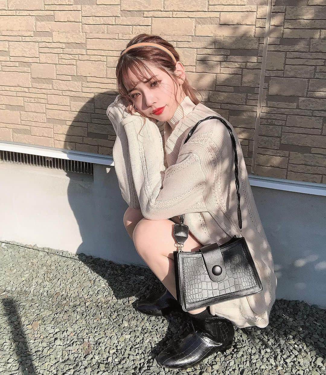 のインスタグラム：「🐿🐿🐿 . さいきんカチューシャに ハマりだした(あんま似合わんけど) @queen.lupis 安くて可愛い‪‪❤︎‬ . knit. @girlydoll.ec inner. @titivatejp bag. @florist_zozotown boots. @fabbyfabby_tokyo . バッグとブーツがお揃いみたいだな🐾 . #coordinate #ootd #fashion #tagsforlikes #일본 #코디 #옷스타그램 #셀피 #팔로우 #韓国ファッション #ファッション通販 #ロングヘア #ニットコーデ #ころコーデ #カチューシャアレンジ #ローポニー」