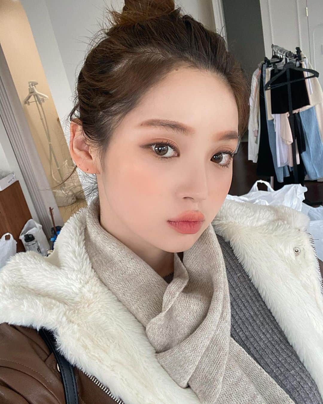 Yoonbitnaのインスタグラム：「왁스로 머리가 떡져서 🌰이  잘 묶어지네~~~ 집 가야지  총총」