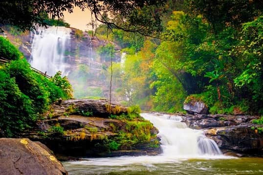 タイ国政府観光庁さんのインスタグラム写真 - (タイ国政府観光庁Instagram)「・﻿ ／﻿ 🇹🇭タイの秘境を巡る旅へ✈️﻿ まだ知られていないタイはここ❗﻿ ＼﻿ 毎週木曜日は、まだまだ日本では知られていないタイの秘境スポットをご紹介🤫✨﻿ ﻿ 今回は、タイ最大の滝「ワチラタン滝」へ🏃💨﻿ ﻿ ワチラタン滝があるのは、チェンマイに位置するタイ最高峰の「ドイ・インタノン」へ向かう道中⛰高さ70〜80mから水が流れ落ち、その霧で自然の虹ができる光景が素晴らしく、タイで最も美しい滝のひとつとも言われています🌈✨﻿ ﻿ ベストシーズンは10月〜4月。ワチラタン滝のマイナスイオンを浴びれば、きっとリフレッシュできますよ☺️💗﻿ ﻿ #タイ #チェンマイ #ワチラタン滝 #ドイインタノン #滝 #滝のある風景 #マイナスイオン #秘境 #自然が好き #自然がいっぱい #こんなタイ知らなかった #もっと知りタイ #タイ旅行  #旅好きな人と繋がりたい #旅行好きな人と繋がりたい #海外旅行 #thailand #chiangmai #chiangmaitrip #wachirathanwaterfall #waterfallthailand #thailandwaterfall #doiinthanon #hiddengems #amazingthailand #thailandtravel #thailandtrip #thai #thaistagram #lovethailand﻿」2月25日 18時14分 - amazingthailandjp