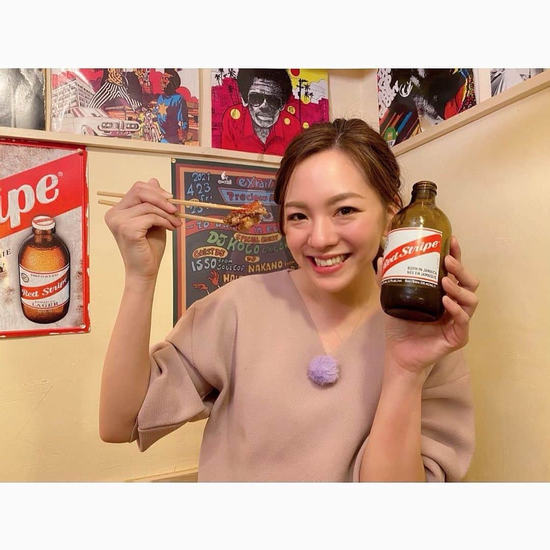 芳賀愛華のインスタグラム：「. 今週の旅コミ北海道は気になる札幌新店ランチ😋 . 海外のビールを数種類置いているこちらのお店で 美味しいお料理とともに昼飲みさせてもらいました😋🍺 持っているのはジャマイカの🍺レッドストライプ🍺 スッキリしていてお料理にぴったり😙👍 他にも海外気分を味わえる 本格エスニック料理のお店などもご紹介します🥰👍 . tvh毎週土曜18時30分〜📺 #旅コミ北海道」