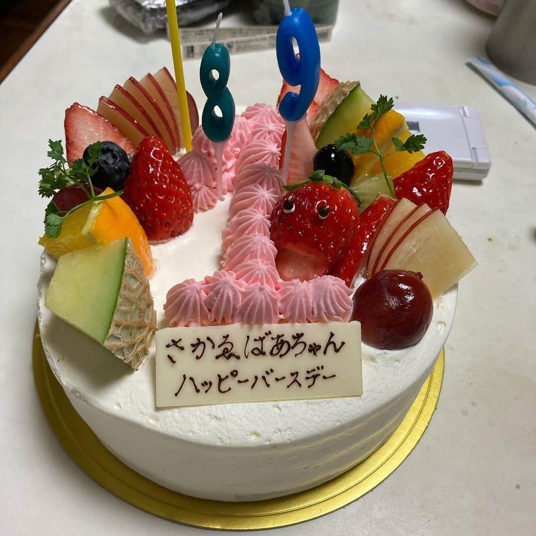 江川智晃さんのインスタグラム写真 - (江川智晃Instagram)「今日は、ばあちゃんの89歳の誕生日🎂 毎年この時期はキャンプで祝うことはできんかったけど今年は祝えました😏 ごめん！無理にケーキを持たせたから指に生クリームついてしまってる😅 ばあちゃんいつもありがとう☺️これからも元気でいてください😁 #ばあちゃん #誕生日 #おめでとう」2月25日 18時16分 - egatomo43