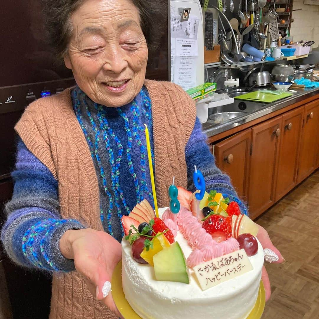 江川智晃さんのインスタグラム写真 - (江川智晃Instagram)「今日は、ばあちゃんの89歳の誕生日🎂 毎年この時期はキャンプで祝うことはできんかったけど今年は祝えました😏 ごめん！無理にケーキを持たせたから指に生クリームついてしまってる😅 ばあちゃんいつもありがとう☺️これからも元気でいてください😁 #ばあちゃん #誕生日 #おめでとう」2月25日 18時16分 - egatomo43