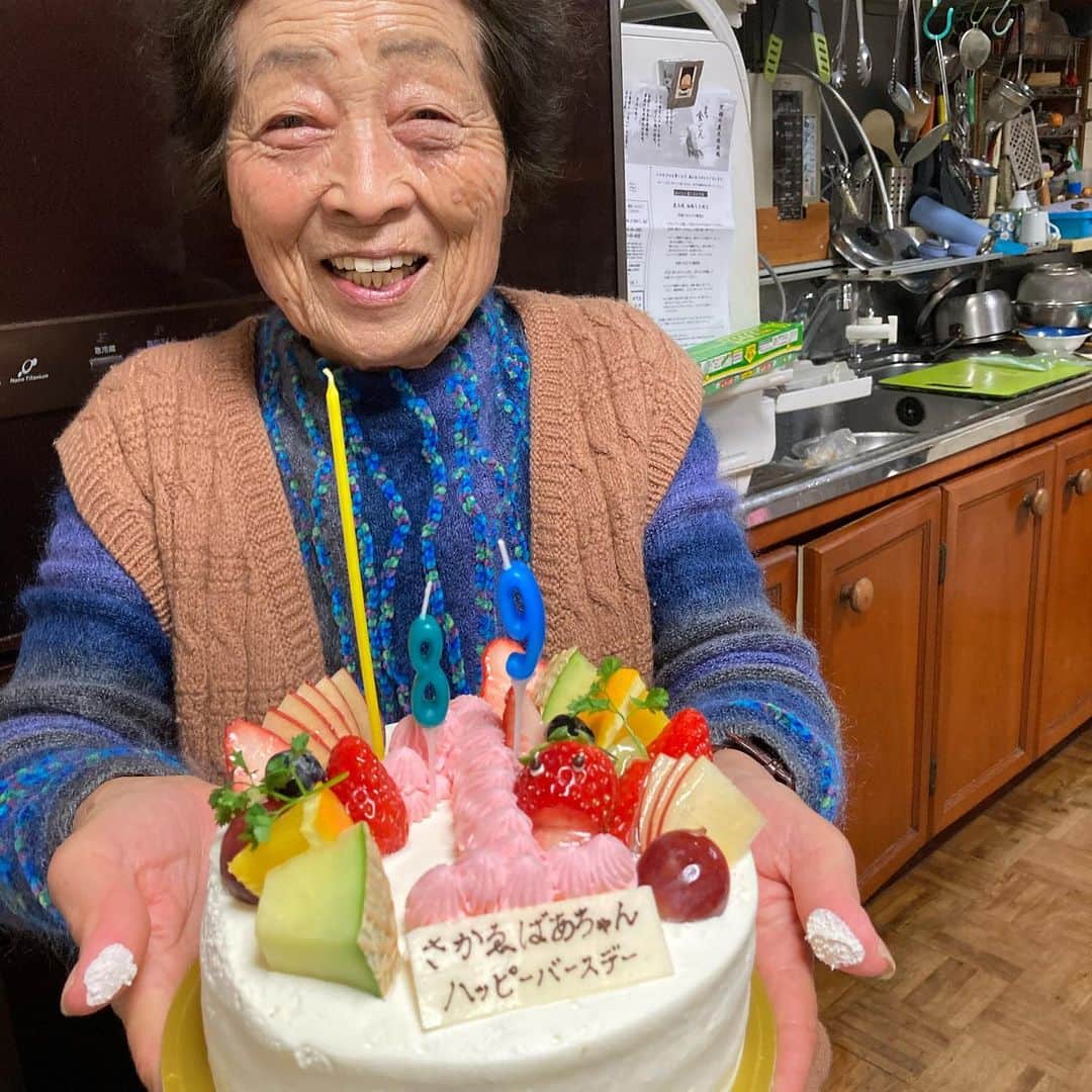 のインスタグラム：「今日は、ばあちゃんの89歳の誕生日🎂 毎年この時期はキャンプで祝うことはできんかったけど今年は祝えました😏 ごめん！無理にケーキを持たせたから指に生クリームついてしまってる😅 ばあちゃんいつもありがとう☺️これからも元気でいてください😁 #ばあちゃん #誕生日 #おめでとう」
