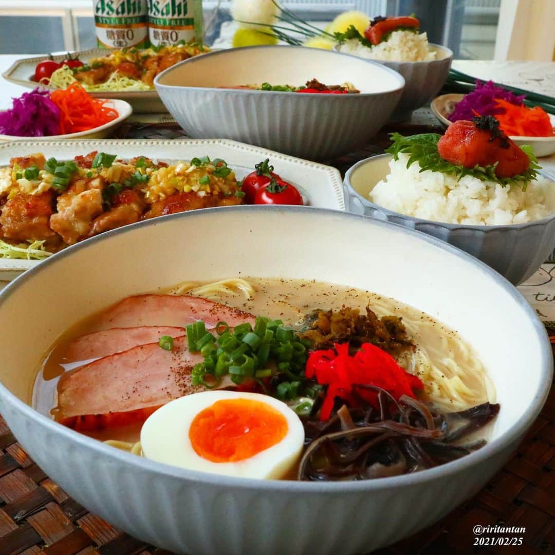 り～♬のインスタグラム：「こんばん木曜日•*¨*•.¸¸♬︎ ・ ・ 本日の夕ごはんは、島本食品さまの 『高菜とんこつラーメン』 『梅の香辛子明太子』 です😋 この絶品、高菜とんこつラーメンを早く食べたい（麺が伸びる前に💦）慌てていたら海苔と胡麻を忘れてしまった😅 でもまぁ無くても美味しかったけどね❣️ ・ 梅の香辛子明太子はちゃんと梅の香りがして 何より明太子が美味しすぎて 白飯エンドレスに食べられる勢いです😋 ・ 《お知らせ》 高菜とんこつラーメンは2月15日から始まる春のキャンペーンでは5%オフでご購入いただけます。 この機会に是非ご賞味くださいませ。 ・ ✴︎高菜とんこつラーメン ✴︎梅の香辛子明太子ごはん ✴︎油淋鶏 ✴︎紫キャベツ＆人参マリネ ✴︎発泡酒🍺 ・ #島本#島本めんたいこ#高菜とんこつラーメン#梅の香辛子明太子#キャンペーン中  #おうちごはん#夕ごはん#うちごはん#家族ごはん#料理#料理写真#手料理#献立#美味しい#うつわ好き#器#暮らし#食卓#おうちカフェ#食いしん坊#フーディテーブル#japanesefood#yummy#日々#日々の暮らし#dinner#delicious#foodpics」