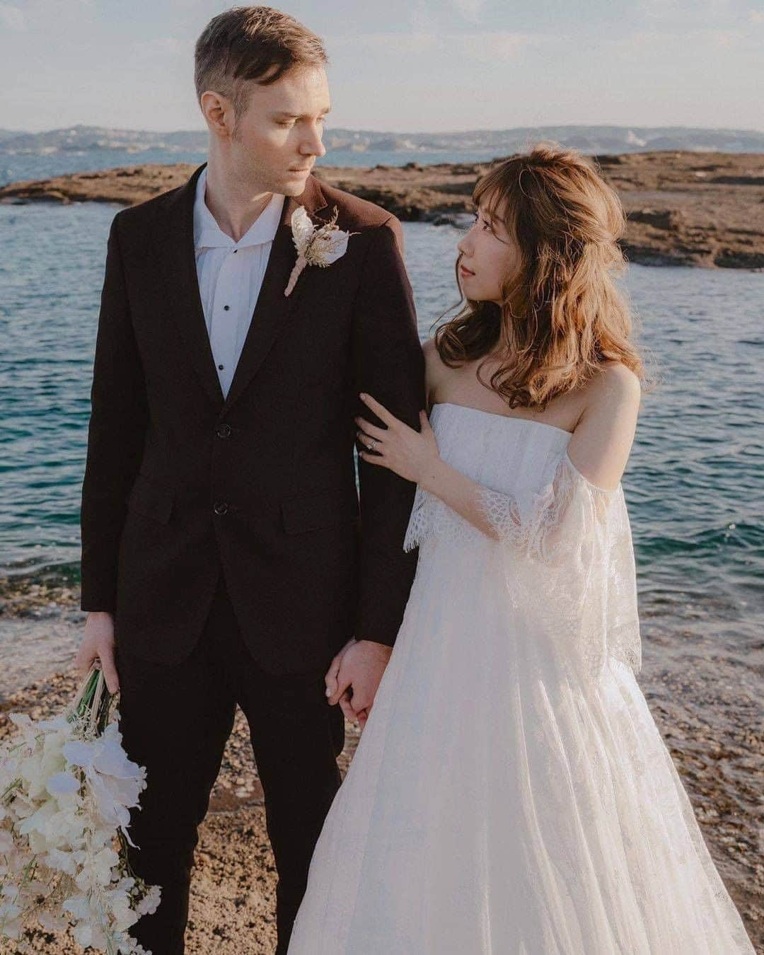 プレ花嫁の結婚式準備サイト farny 【ファーニー】さんのインスタグラム写真 - (プレ花嫁の結婚式準備サイト farny 【ファーニー】Instagram)「@farny_weddingをフォローして #プラコレ #farnyレポ を付けて投稿してくださいね♥ . :-: :-: :-: :-: :-: :-: :-: :-: :-: 本日紹介したいウェディングフォトは・・・ @wd1123naさん♡ . 海辺でのとっても絵になるおふたりのショット♡ #アーティフィシャルフラワーブーケと 合わせたお洒落なコーディネートも とっても参考になります💐 . ==================== \\花嫁ライター募集中// @farny_wedding の DMより”Farny 花嫁ライター希望”とお送りくださいね◎ 担当者から折り返しご連絡さしあげます⁂ . \\花嫁アプリ // プロのアドバイザーに結婚式の相談を何度でも♡ ウェディングドレスの記事や、 自分のウェディングレポを残せちゃう♡” . ＞＞＞TOPのURLからcheck ⋈ @placolewedding ＞＞＞結婚のご相談は プラコレウェディングアドバイザーへ♡ @wedding_adviser ＞＞＞ウェディングレポを残したいなら、 farny by プラコレをcheck ✎ @farny_wedding ＞＞＞ウェディングアイデア＆DIYは ドレシーアイデアcheck ❁ @dressy_idea . ┈┈┈┈┈┈┈┈┈┈┈┈┈┈┈┈┈┈┈ #プレ花嫁 #卒花嫁 #結婚準備 #結婚式 #結婚式場 #当日レポ #weddingtbt #ウェディングフォト #フォトウェディング #卒花しました #farnyレポ #前撮り #大人花嫁 #2021春婚 #2021秋婚 #おしゃれ花嫁 #東京駅前撮り #ブーケ  #アーティフィシャルフラワー #ブーケ #リゾートウェディング #ビーチフォト #おしゃれ花嫁 #花嫁コーディネート #オフショルダードレス」2月25日 18時19分 - farny_wedding