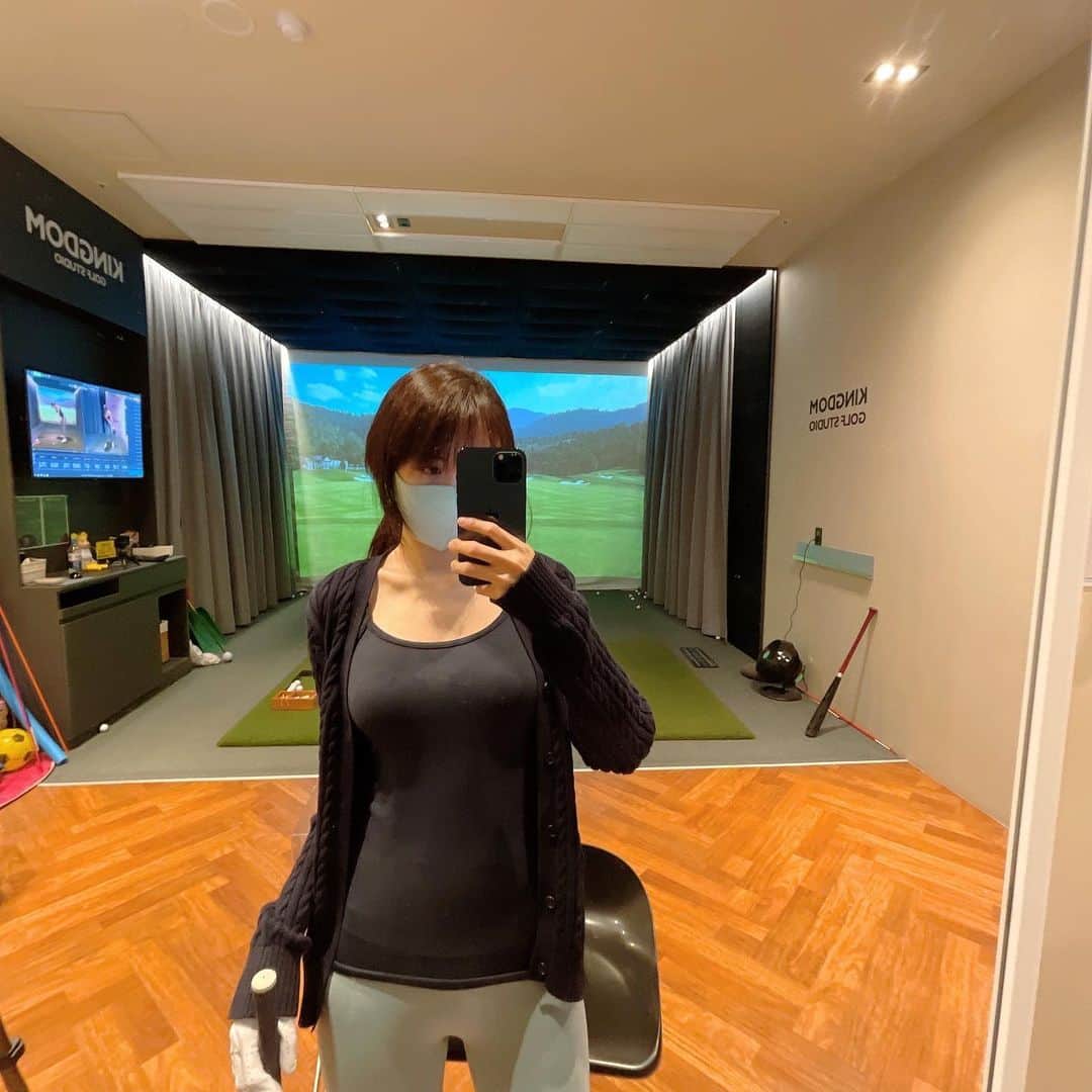 ホ・ヨンジュ のインスタグラム：「골프-옵트-요가-헬스-등산 요즘 내 사진첩 전부 운동중🏌🏻‍♀️💕 모든 운동 중 가장 재미있는건 골프....😍」