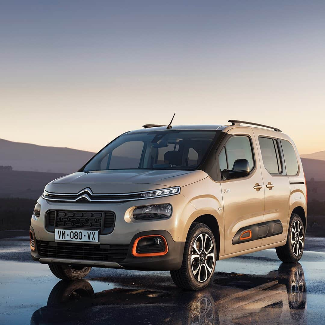 CITROEN JP Officialさんのインスタグラム写真 - (CITROEN JP OfficialInstagram)「最高の仲間と最高の思い出を。 みんなのベルランゴに、新モデルが仲間入り！  #StayTuned #Citroen #NewCar #Adventure #Car #Instacar #Comfort #Family」2月25日 18時21分 - citroen_jp