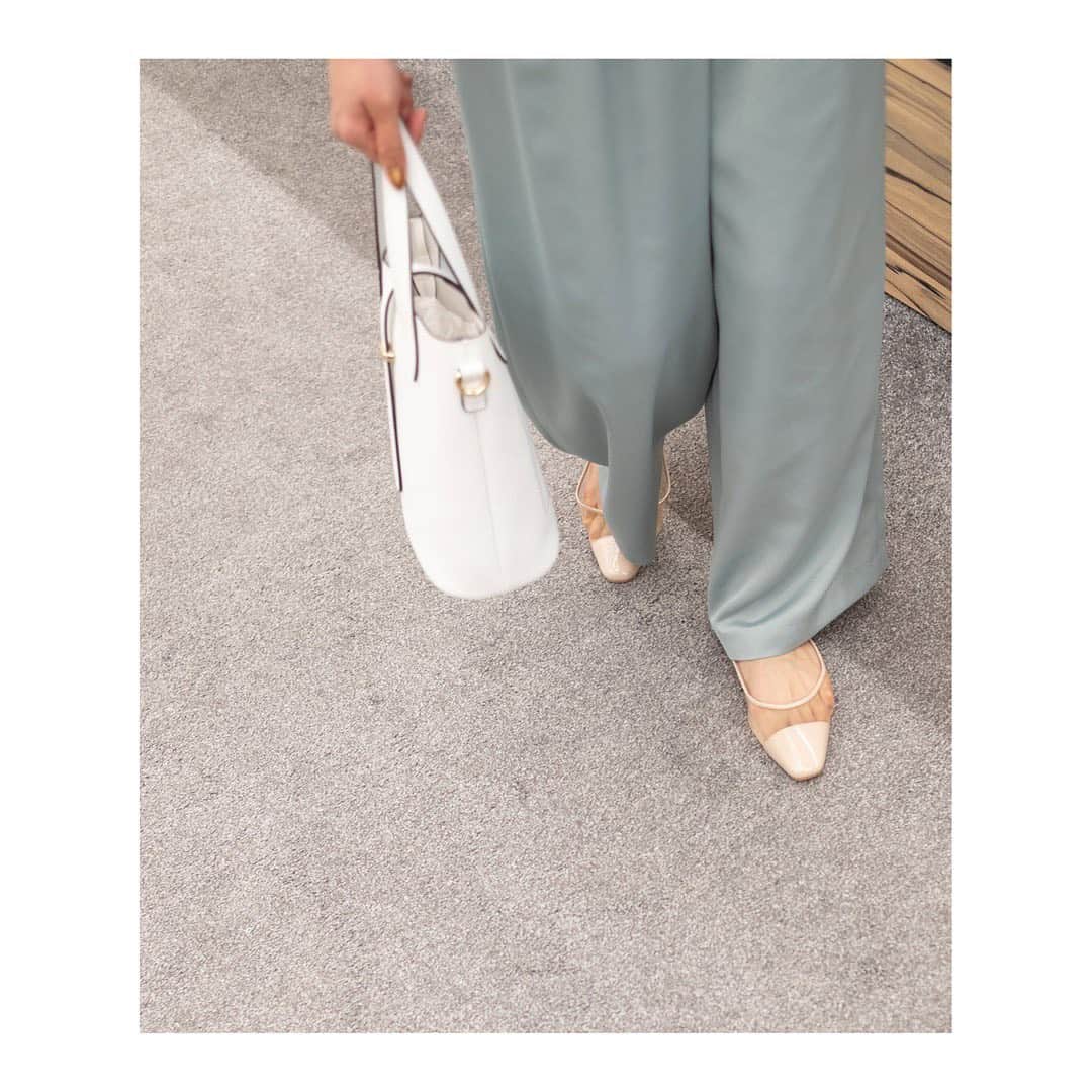 NATURAL BEAUTY BASICのインスタグラム：「春の新作が充実してきました。 オフィスワークだけでなく、テレワークなど仕事の環境も以前に比べ幅広くなっている今、着回し力のある優秀アイテムを厳選して、春のクローゼットを整えたい…。  2月のInstagramでは、NATURAL BEAUTY BASICスタッフが厳選したアイテムの着回しコーデをご紹介します♪  2/25 thu - サテンパンツ  サテンワイドパンツで着回しコーデ♪ 今気分のゆるっとワイドシルエットのパンツは微光沢で上品見え。 トップスをコンパクトなニット＆パールネックレスできちんと感のあるオフィススタイルにまとめてみました。 足元はチュールのフラットシューズでコーデに程よい抜け感を♪  明日はサテンパンツのコーディネートをご紹介します！  Credit ★印：着用カラー  パンツ 1130280　￥6,600 tax in Color:ベージュ/ミントグリーン★ Size:S/M  ニット 1170271　￥6,600 tax in Color:エクリュ/ベージュ★/ライトグリーン Size:M  ネックレス 1192001　¥2,750 tax in Color:ホワイト  バッグ 1181102　￥7,150 tax in Color:ホワイト★/キャメル/ブルー  フラットシューズ 1186270　￥6,050 tax in Color:ベージュ★/グリーン Size:M/L  #ナチュラルビューティーベーシック #NATURALBEAUTYBASIC #略してNBBです #NBB #NBBコーデ  #NBBスタッフ着回しコーデ #着回しコーディネート #お仕事スタイル #お仕事コーディネート #シンプルコーディネート #大人シンプルコーデ #大人カジュアルスタイル #パンツスタイル #リブニット #ワイドパンツ #リラックススタイル #明日はパンツの着回し #158cm #今日のコーデ #明日のコーデ #2021February」
