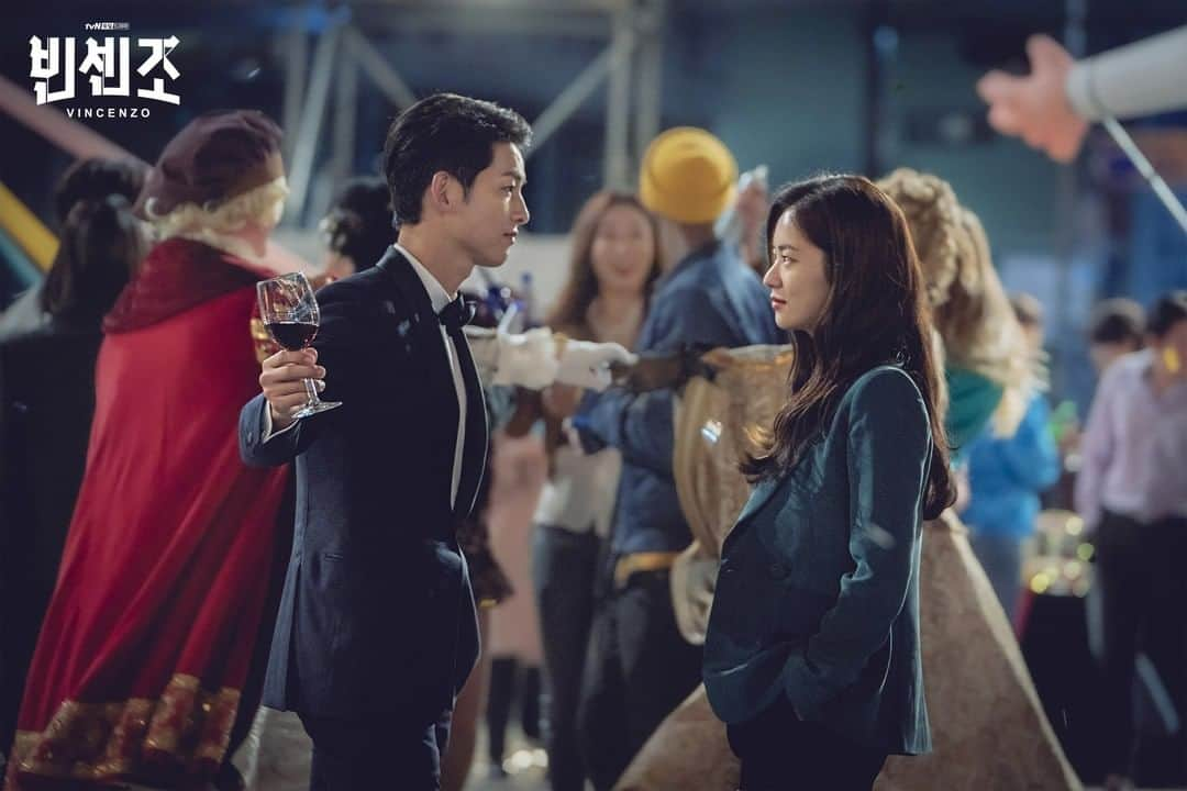 tvN DRAMA【韓国】さんのインスタグラム写真 - (tvN DRAMA【韓国】Instagram)「화제의 인싸파티 미공개컷(feat.잔든조) 금가프라자 사람들,,, 조며들어버린 거지🥂  매주 [토일] 밤 9시 tvN 첫방송  #빈센조 #tvN #토일드라마 #송중기 #전여빈 #옥택연 #유재명 #김여진 #곽동연 #조한철」2月25日 18時24分 - tvn_drama