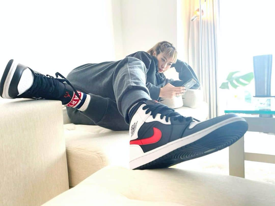 さんのインスタグラム写真 - (Instagram)「🦭...  me when i coudnt wait to go out wz/ my new babes👟🙄﻿」2月25日 18時27分 - akaneamg