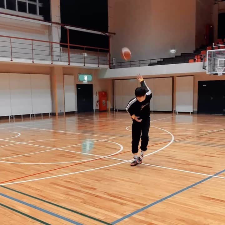 寺嶋恭之介のインスタグラム：「Difficulty level of this shot. Please rate 1 to 10.   #basketball #shooting #ballislife #ballaholic #overtime #91ball #nba #streetball #dribble」