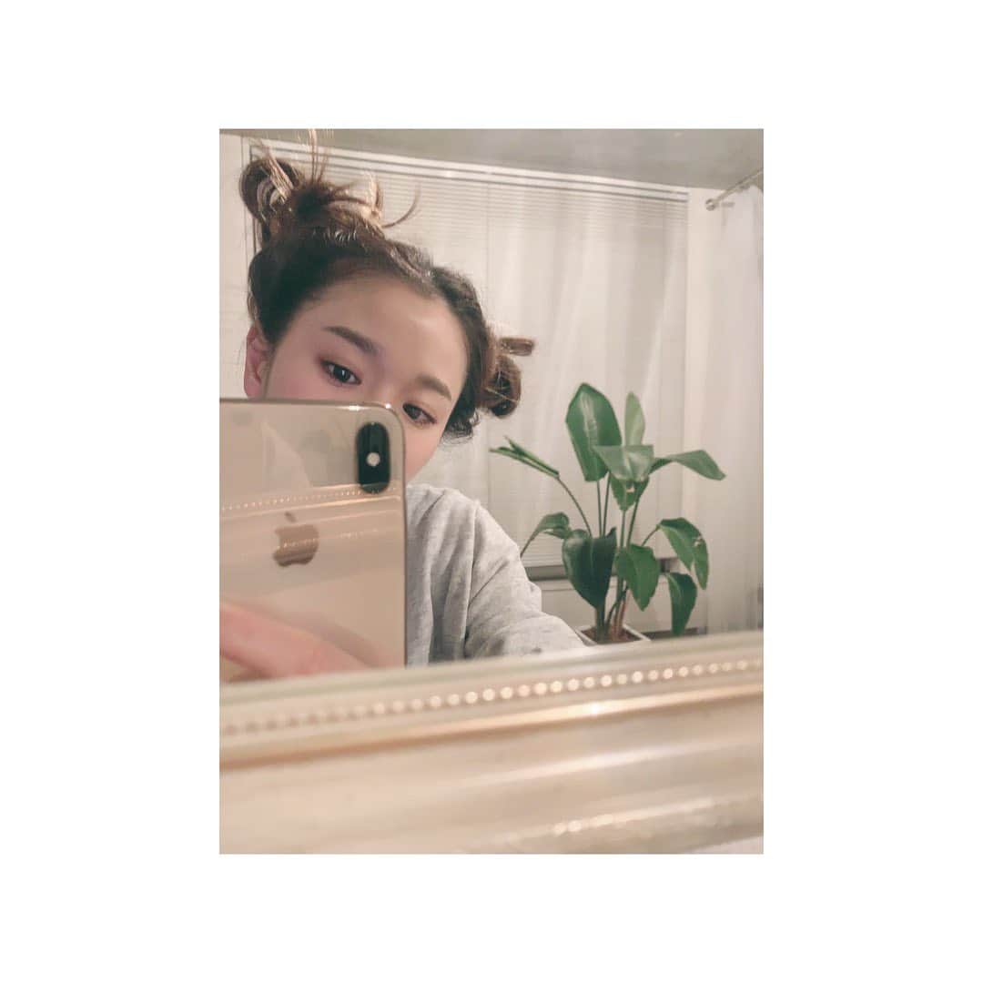 fumikaのインスタグラム：「髪たちがのびのび成長するから﻿ 普段まとめてることが多いんだけど﻿ ﻿ ポニーテールからツインテールにしてみたら﻿ 分散してるからでしょうか﻿ ﻿ いつもより頭がかるいようなぁ﻿ そうじゃないようなぁ﻿ 思い過ごしでしょうか﻿ ﻿ ﻿ ただ左の方が毛量多いゾ💁‍♀️﻿ ﻿ ﻿ これで街は出歩けないけど家の中では﻿ 気分転換もかねてこんな感じで遊んで﻿ リセット。﻿ ﻿ ﻿ #髪長さん﻿ #ヘアアレンジ ...なのかな...﻿ #お団子﻿」