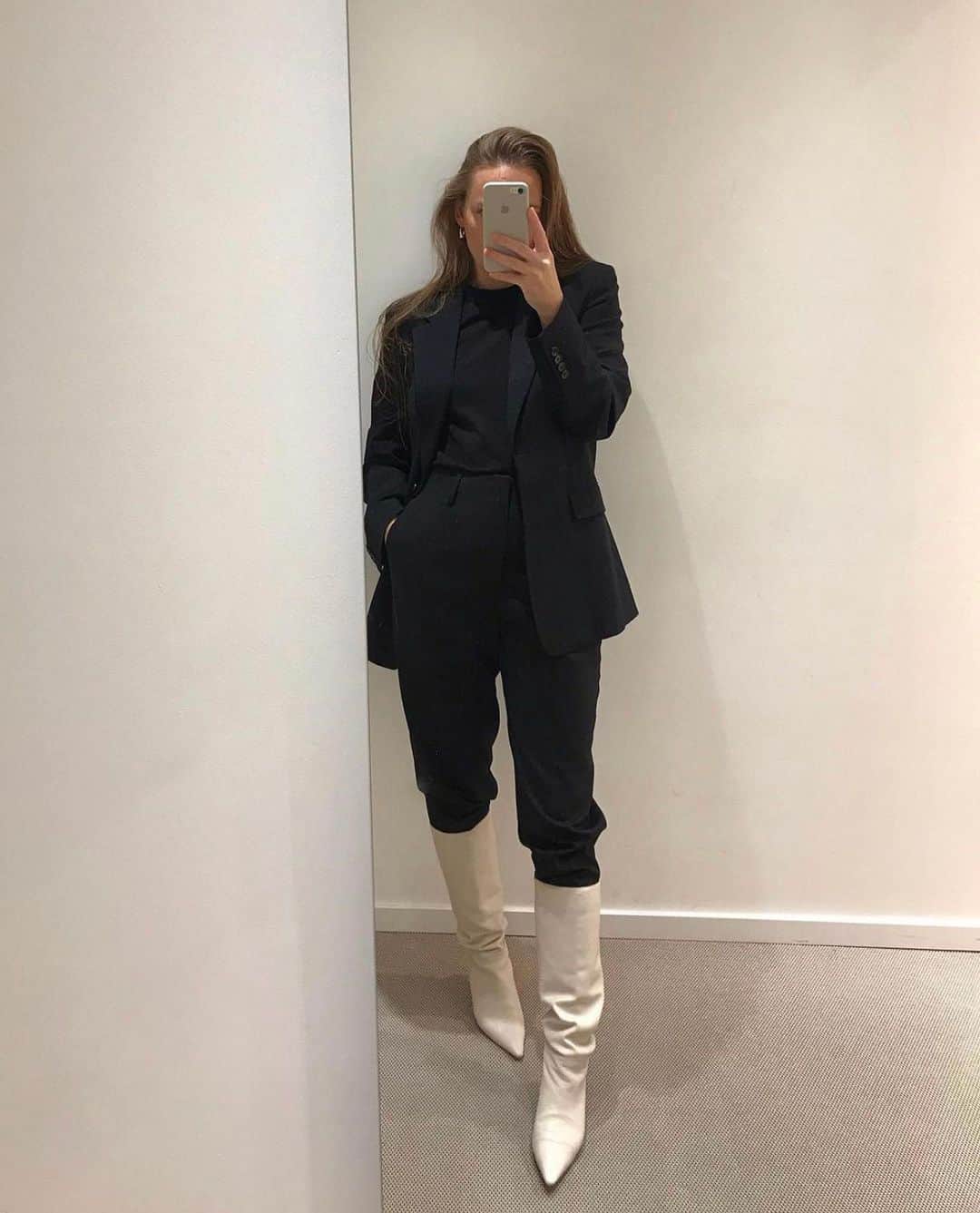 フィリッパコーのインスタグラム：「Our store manager in Amsterdam @isseyjune wears the Karlie Trouser. Check out our stories for our favourite trouser fits right now.」