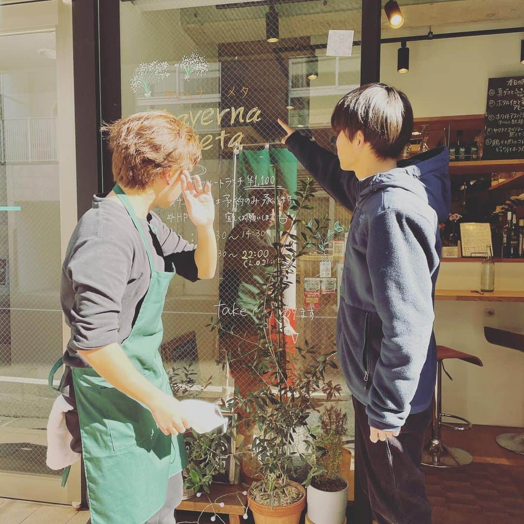 飯田貴之さんのインスタグラム写真 - (飯田貴之Instagram)「. タベルナメタ2回目 鶴貝さん働き出してからは初🤞 こーゆーちゃんと撮る前の写真すき パスタの種類無限にあるみたいなので、本当かどうかは是非一度行ってみて確かめて下さい。笑 オーナーも否定してなかったからガチ説 #休日 #タベルナメタ #鶴貝さん #ペペロンチーノ渡す人間違えてた #ちょっと焦ってた #皿一枚も割らないことが目標らしい #エプロン絶対スタバからぱくってきた #否めないお花屋さん感」2月25日 18時30分 - takayukiiidaphoto