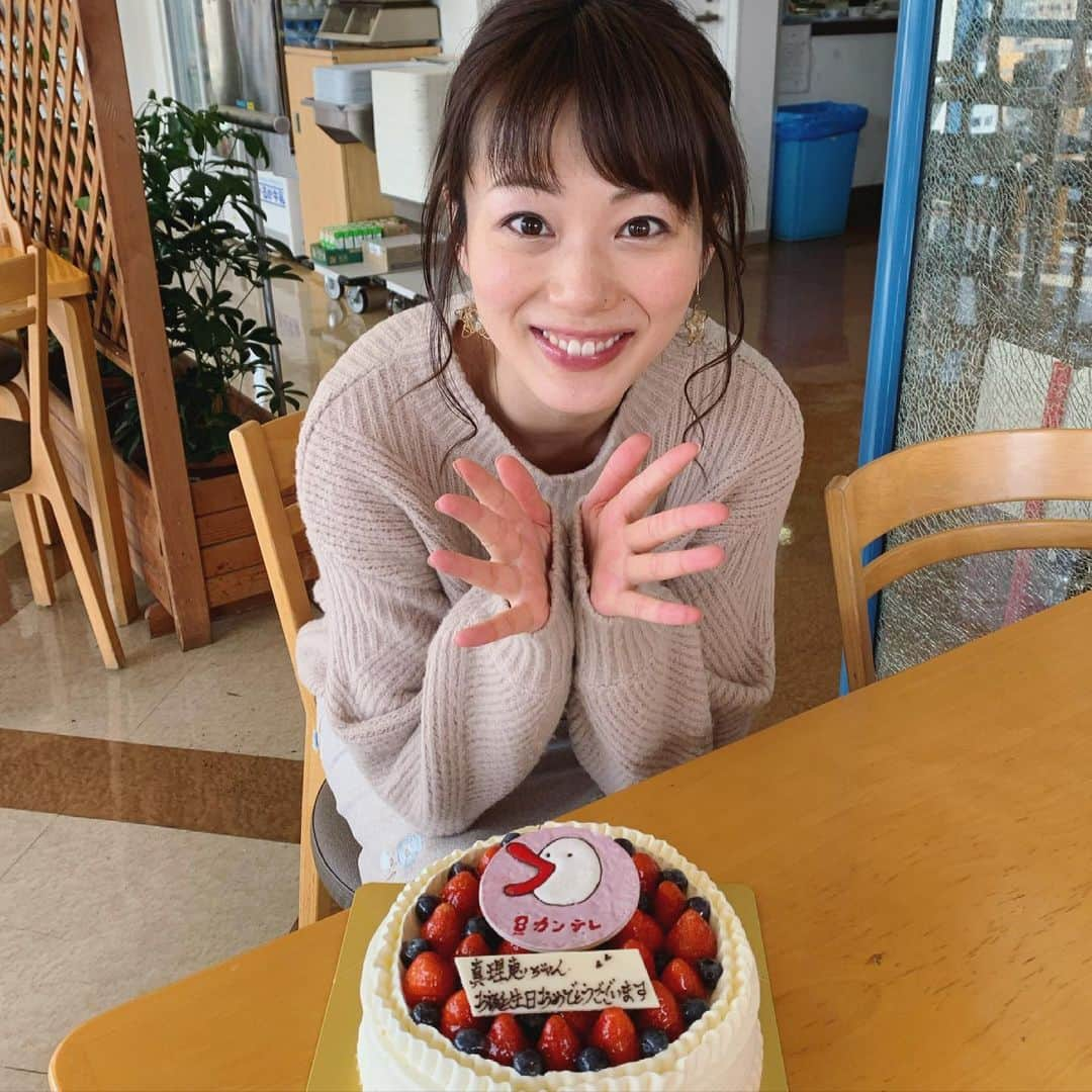 高橋真理恵さんのインスタグラム写真 - (高橋真理恵Instagram)「* 先週、誕生日で、 知り合いの方から#ケーキ を頂きました🎂   嬉しくて、 共通の知り合いである 藤本アナに見て欲しくて、 食堂まで来てもらいました☺️   しかし、よく考えたら、 先輩を呼びつけて、 自らの誕生日を祝ってもらうよう求める状況を 作ってしまっていました。笑   でも景子さんは優しいので、 祝ってくれました☺️❣️笑   そして、 「やっぱりここのケーキは美味しいね！」と 一緒に食べてくれました😊   ありがとうございます‼️」2月25日 18時30分 - marie___takahashi