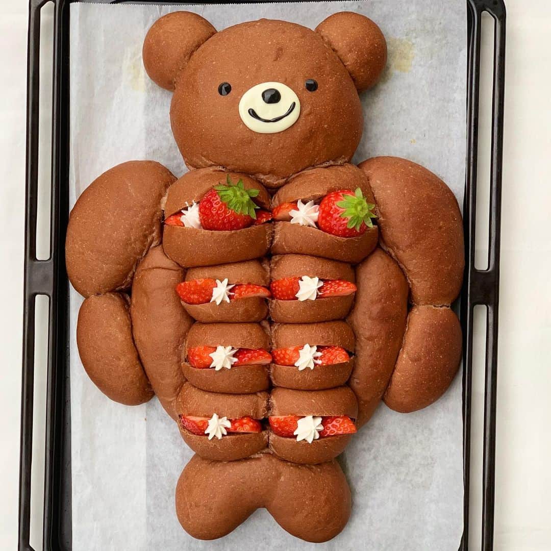 Ranさんのインスタグラム写真 - (RanInstagram)「. . Big Buff Bear Bread🍓💪 . . パーティー仕様の#筋肉くまパン 。 今回は苺クリームサンドにしました🍓✨ . . . . . #bread #sandwich #baker #bear #teddybear #muscle #muscletraining #homeparty #partytime #musclebuilding #bodymake #bodybuilding #training #パン #手作りパン #サンドイッチ #フルーツサンド #苺スイーツ #いちご #苺サンド #くまパン #konelのくまパン #パーティーメニュー  #ちぎりパン #チョコパン #筋トレ #ボディメイク #パン教室 #konel」2月25日 18時31分 - konel_bread