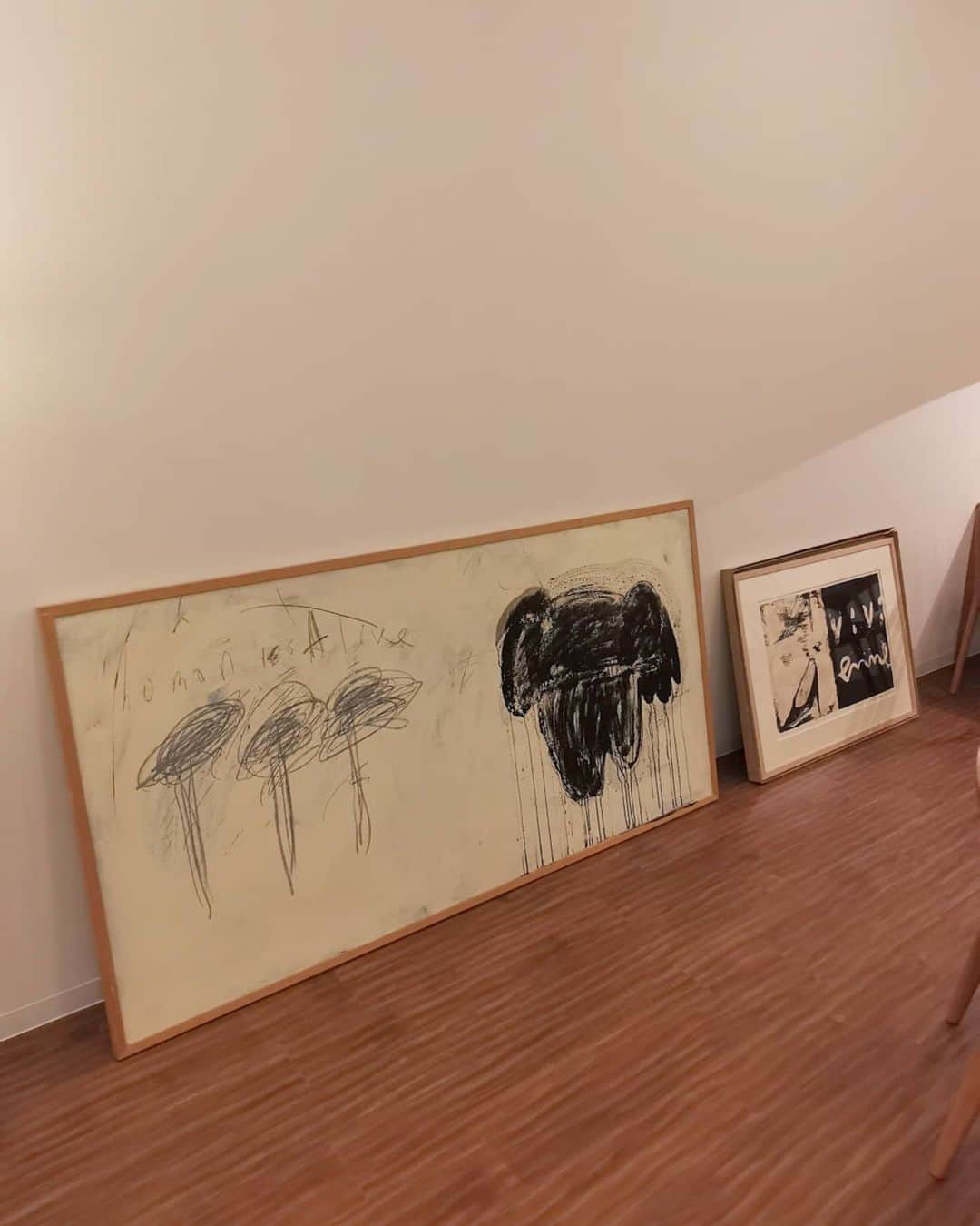 有限会社 稲葉製材住宅のインスタグラム：「新しい仲間が増えました💁‍♀️ 絵画があるだけで豊かな気分になります😚 軽トラの上でサインもろたー🚚 おもしろい話も出来てよかったよかった😏  #絵画 #アート #松永壮 #後日ご紹介 #新事務所 #工務店 #家づくり #楽しい暮らし #環境に優しい家づくり #新築 #リフォーム #リノベーション #熊本 #玉名 #山鹿 #稲葉製材住宅 #イナバ  家族の未来、地球の未来を考えた家づくり 施工対応エリア 玉名、山鹿、荒尾、熊本市 県北メイン」