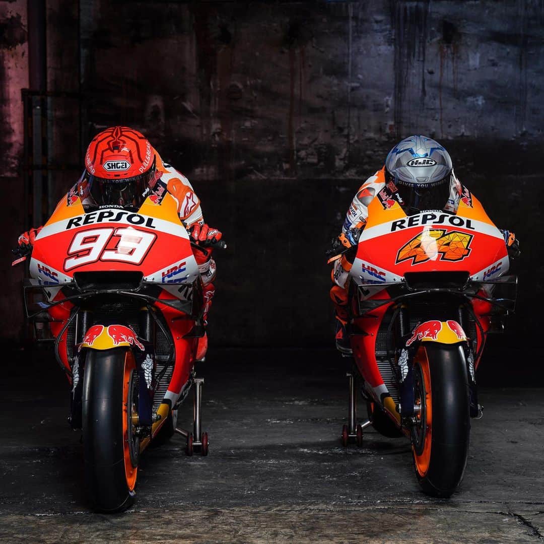 レプソル・ホンダのインスタグラム：「You look behind you on track and you see this. What do you do? 👀」