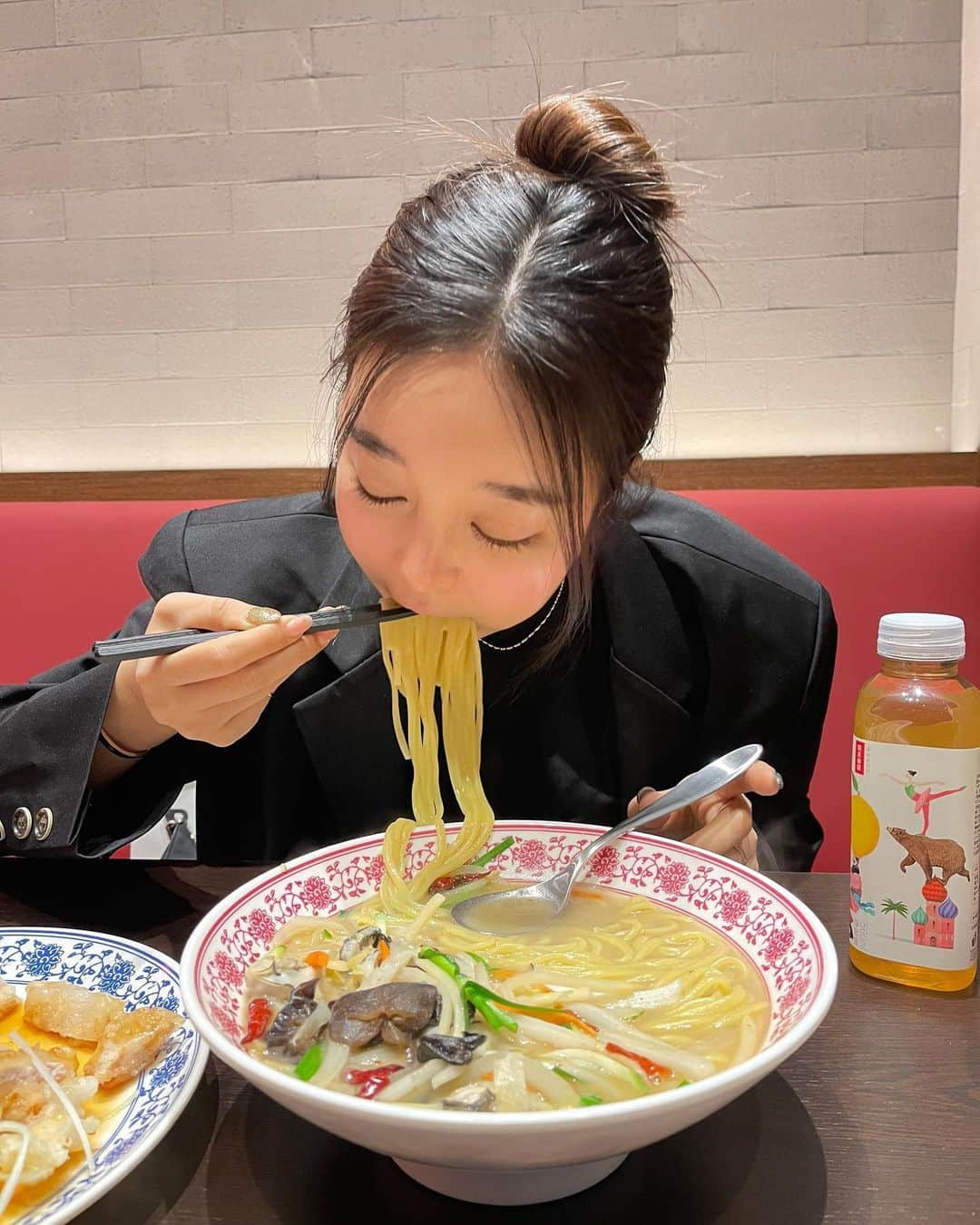 チョ・ミニョンさんのインスタグラム写真 - (チョ・ミニョンInstagram)「김병지 머리 왜 자꾸하고 다녀? 라고 하는데 정말 김병지로 보이나요 😏? ⠀⠀⠀⠀⠀⠀⠀ 내가 사고 싶은 걸로 선물 이벤트 하려고 이틀연속 더현대서울와서 고심끝에 하나 사왔습니다 제 센스 아시죠?  이벤트 기대 잔뜩해주세요😎 #이틀동안고민했다✌🏻」2月25日 18時34分 - xxjominxx