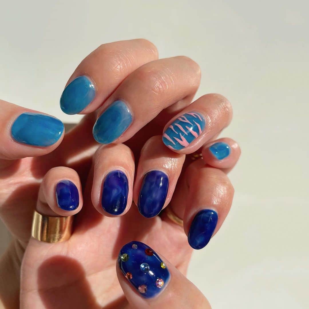 橋本江莉果のインスタグラム：「#newnails 💅🏻🦋🐬🧊﻿ ﻿ #ブルー が気分で、クリア多めのムラのある感じで💙﻿ ﻿ あとはポイントで、 #ゼブラ柄 とストーンを🦓💎🟡⚪︎🪀🪐🌈﻿ ﻿ 2ヶ月ぶりの #ネイル はやっぱりテンションあがります🧏🏼‍♀️💕﻿ ﻿ ﻿ ﻿ ﻿ #new #nails #nail #nailart #naildesign #nailstagram #nailsofinstagram #nailsnailsnails #blue #bluenails #zebra #colorful #color #style」