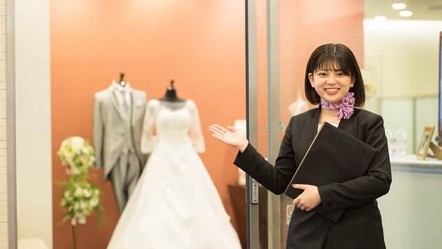 東京ウェディングカレッジのインスタグラム：「. ホテルメトロポリタンエドモントでプランナーとして活躍する卒業生の久保田さん(2018卒) . 大事にしていることは、『笑顔で挨拶』そして『粘り強い接客』と語ってくれた彼女に、ホテルで働く魅力について聞いてきました！  資料請求やオープンキャンパス申込みは TOP画面のURLからご覧頂けます💁‍♀️ @weddingcollege . . . . #東京ウェディングホテル専門学校 #TWH #ウェディングプランナー科［3年制］ #ウェディング科 ［2年制］ #ウェディングプランナー 専攻  #ドレススタイリスト 専攻 #ブライダルフラワー 専攻  #ブライダルフォト 専攻 #ウェディング専門学校 #ブライダル専門学校  #ウェディング専門学校twh #ブライダル専門学校twh #高3 #高2 #高1」