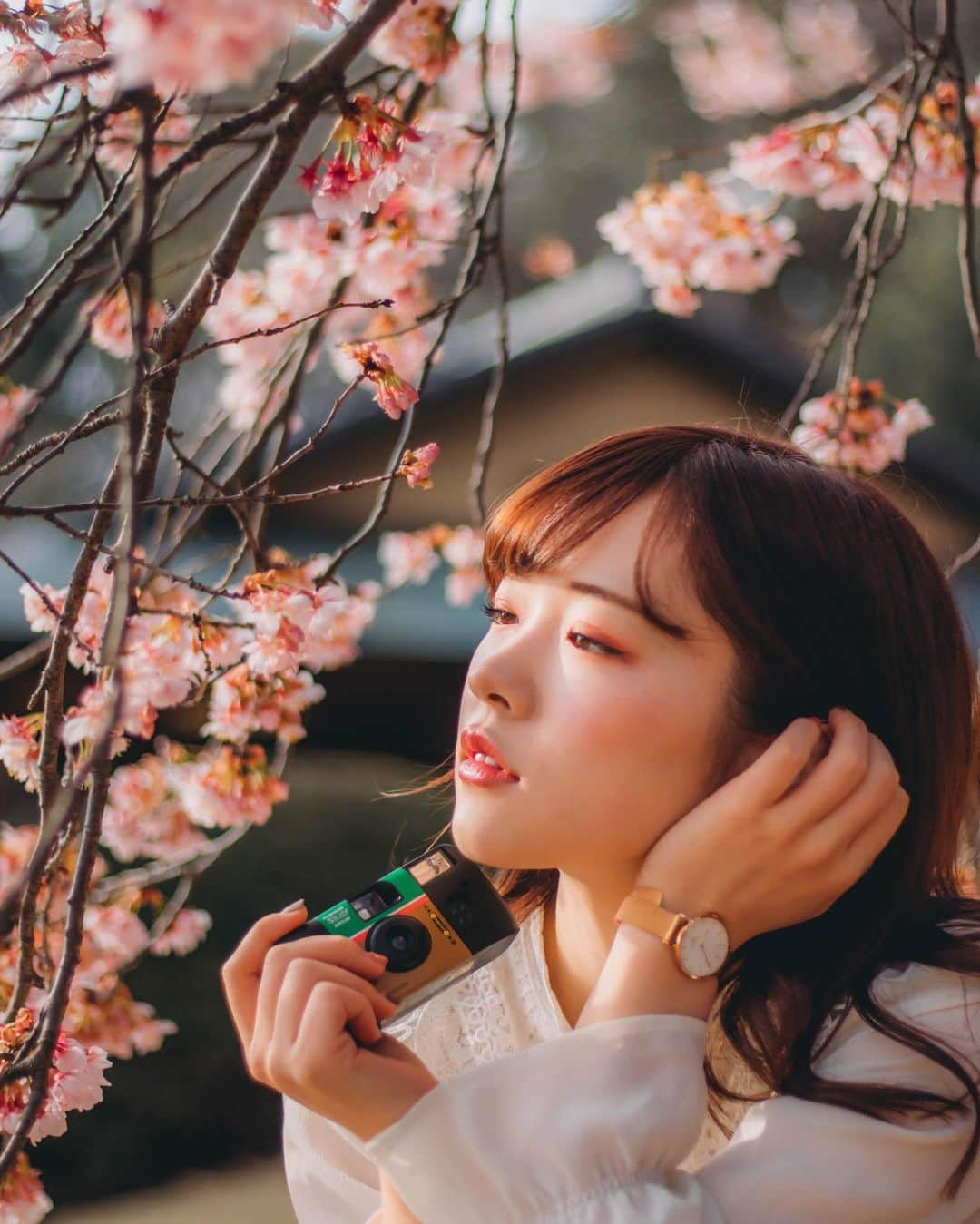 橋本紗奈さんのインスタグラム写真 - (橋本紗奈Instagram)「桜フォト🌸 . 2枚目→2018年 3.4枚目→2019年 5〜8枚目→2020年 . . どんどん幼くなってる気がする😂笑 2021年の桜も楽しみ🌸 . . (以前の写真です) #桜 #桜フォト　#新宿御苑 #お花見 #お花　#お花畑　#ポートレート #portrait #春　#被写体 #被写体モデル #デジカメ #フィルムカメラ #カメラ女子 #ヘアアレンジ　#春コーデ #歴史　#春服　#春ネイル #袴　#卒業式ヘア」2月25日 18時35分 - hashimoto_sana