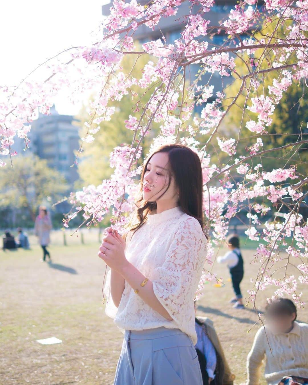 橋本紗奈さんのインスタグラム写真 - (橋本紗奈Instagram)「桜フォト🌸 . 2枚目→2018年 3.4枚目→2019年 5〜8枚目→2020年 . . どんどん幼くなってる気がする😂笑 2021年の桜も楽しみ🌸 . . (以前の写真です) #桜 #桜フォト　#新宿御苑 #お花見 #お花　#お花畑　#ポートレート #portrait #春　#被写体 #被写体モデル #デジカメ #フィルムカメラ #カメラ女子 #ヘアアレンジ　#春コーデ #歴史　#春服　#春ネイル #袴　#卒業式ヘア」2月25日 18時35分 - hashimoto_sana