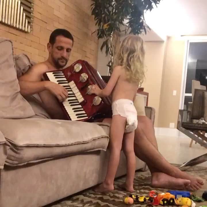 ジュリアーノ・ベレッチのインスタグラム：「#tbt Esse dia foi a primeira vez que mostrei ao meu bebê o acordeon (sanfona) que foi do meu avô e depois do meu pai. 🙏🏻❤️ #família #forever」
