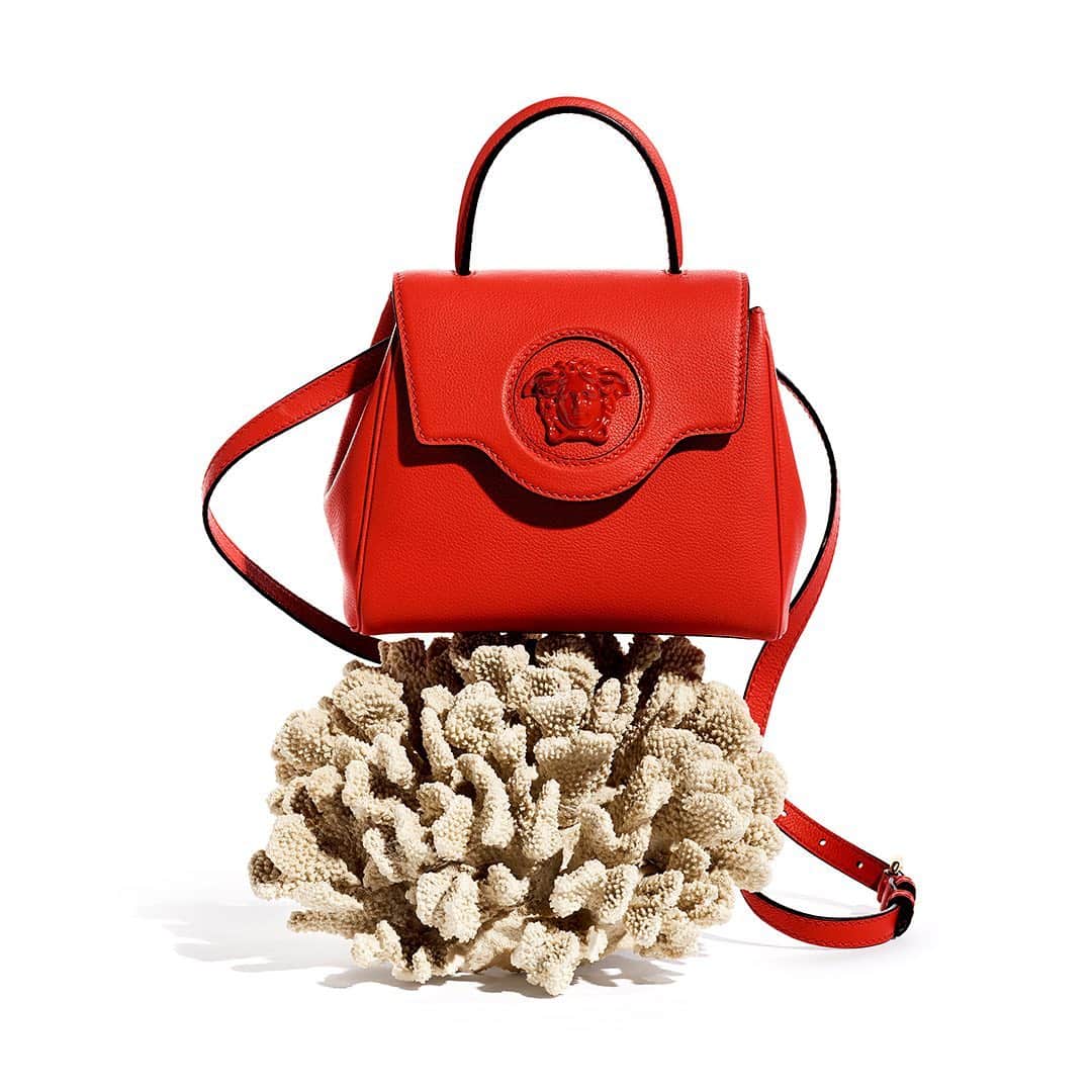 ジャンニヴェルサーチのインスタグラム：「Red alert - find your favorite #VersaceLaMedusa colorway at the link in bio.」