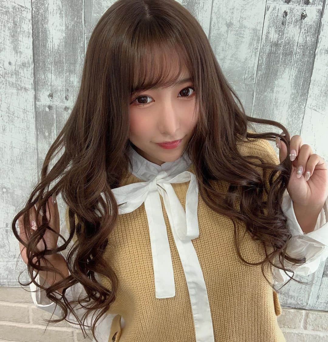 のインスタグラム：「. 髪の毛くらい方が落ち着く🥺🥺🥺 ギャル好きの皆様 さよなら…ぐすん #バーレスク　#バーレスク東京　#エクステ　#アンク　#アンククロス　#渋谷　#美容院　#ヘアカラー　#巻き髪」