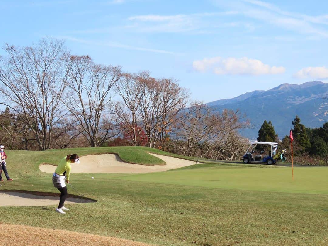 楠本彩乃 のインスタグラム：「. 【お知らせ⛳️⛳️⛳️⛳️】 コミュニケーションラウンド参加サポーター募集のご案内   トーナメント翌日の4月10日（土）にプロフェッショナルゴルファーとサポーターの親睦を深めるための「コミュニケーションラウンド」を企画しました。参加プロフェッショナルゴルファー5名のうち1名と9ホールをプレーすることが出来ます。限定30名の特別イベントですので、ぜひとも奮ってご参加ください。   日時：2021年4月10日（土） 会場：裾野カンツリー倶楽部 募集人数：30名（お申込先着順） プレー方式：18ホール中、前半/後半のどちらか9ホールを下記の参加プロフェッショナルゴルファー1名とラウンドします。 ​　　　　　　 参加費：22,000円（税込） ※お申し込み後、5営業日以内にお振込ください プレー費：21,350円（キャディ付、昼食付、税込） 申込方法：申込フォームはコチラ ​　　　　　※第3回TWGTにサポーター登録頂いた方のみが対象です。   参加メンバーは #楠本彩乃 #竹内美来 #幡野夏生  #八巻セイラ #山田彩歩 です！！！！！！ 詳しくはTWGTホームページに掲載されて いますのでそちらをご覧ください💓☺️ .」